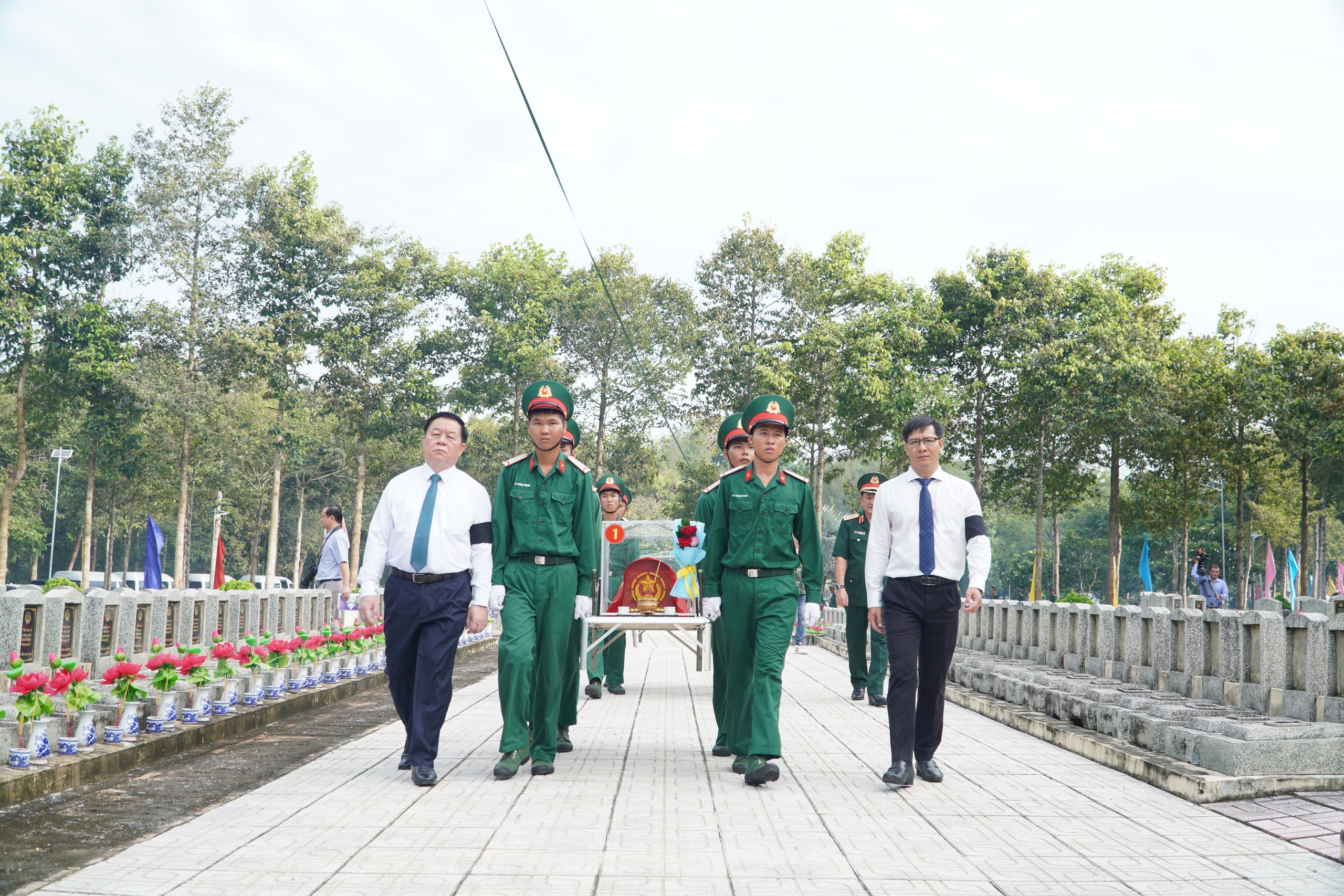 Xúc động lễ truy điệu các liệt sĩ tại Nghĩa trang liệt sĩ Đồi 82 ở Tây Ninh- Ảnh 4.