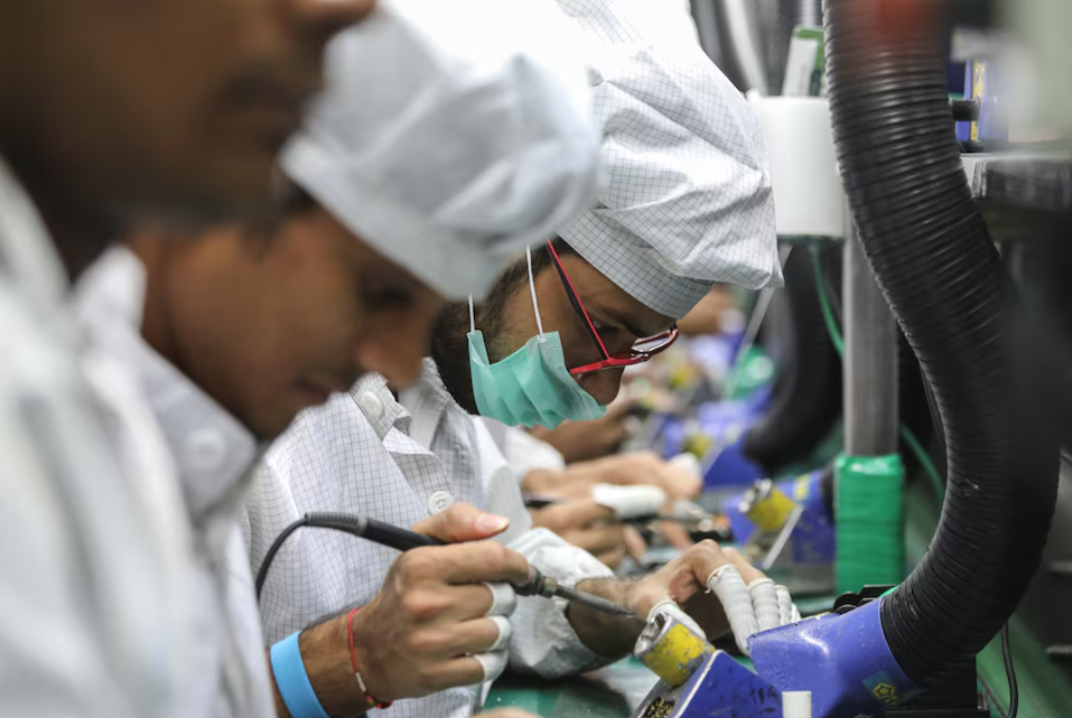 C&ocirc;ng nh&acirc;n l&agrave;m việc tại nh&agrave; m&aacute;y sản xuất của C&ocirc;ng ty C&ocirc;ng nghệ Lava International Limited ở Noida, bang Uttar Pradesh - Ấn Độ Ảnh: REUTERS