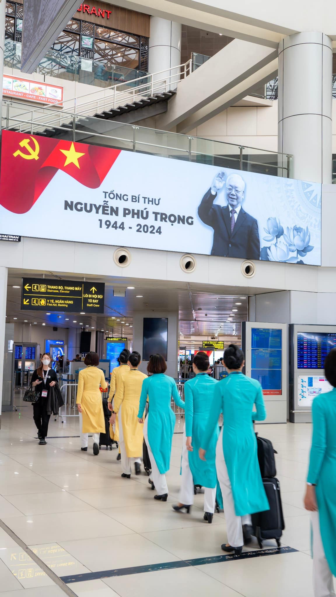 Quốc tang Tổng B&iacute; thư Nguyễn Ph&uacute; Trọng: Kh&ocirc;ng gian trang nghi&ecirc;m tại s&acirc;n bay quốc tế Nội B&agrave;i- Ảnh 2.