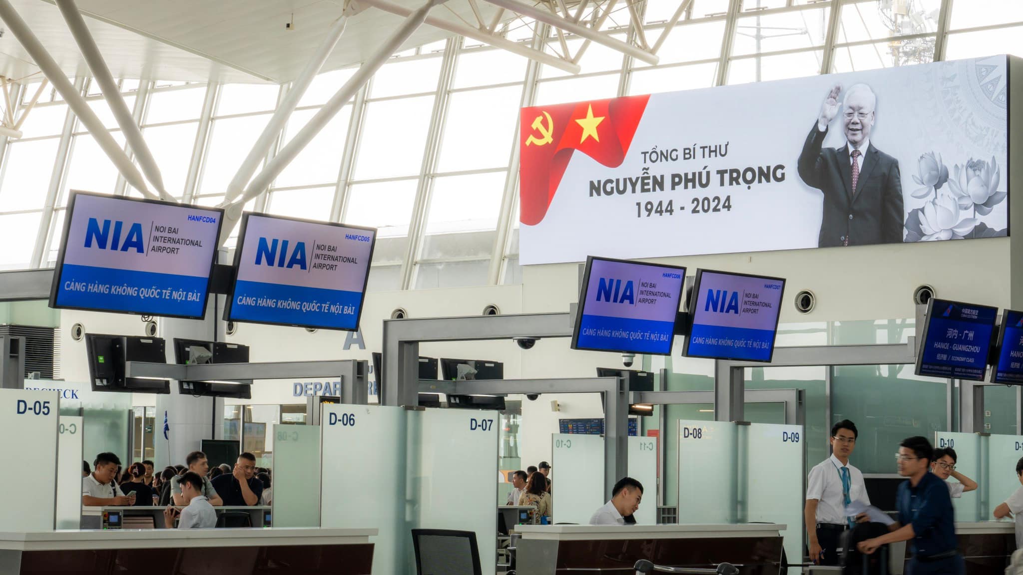 Quốc tang Tổng B&iacute; thư Nguyễn Ph&uacute; Trọng: Kh&ocirc;ng gian trang nghi&ecirc;m tại s&acirc;n bay quốc tế Nội B&agrave;i- Ảnh 11.