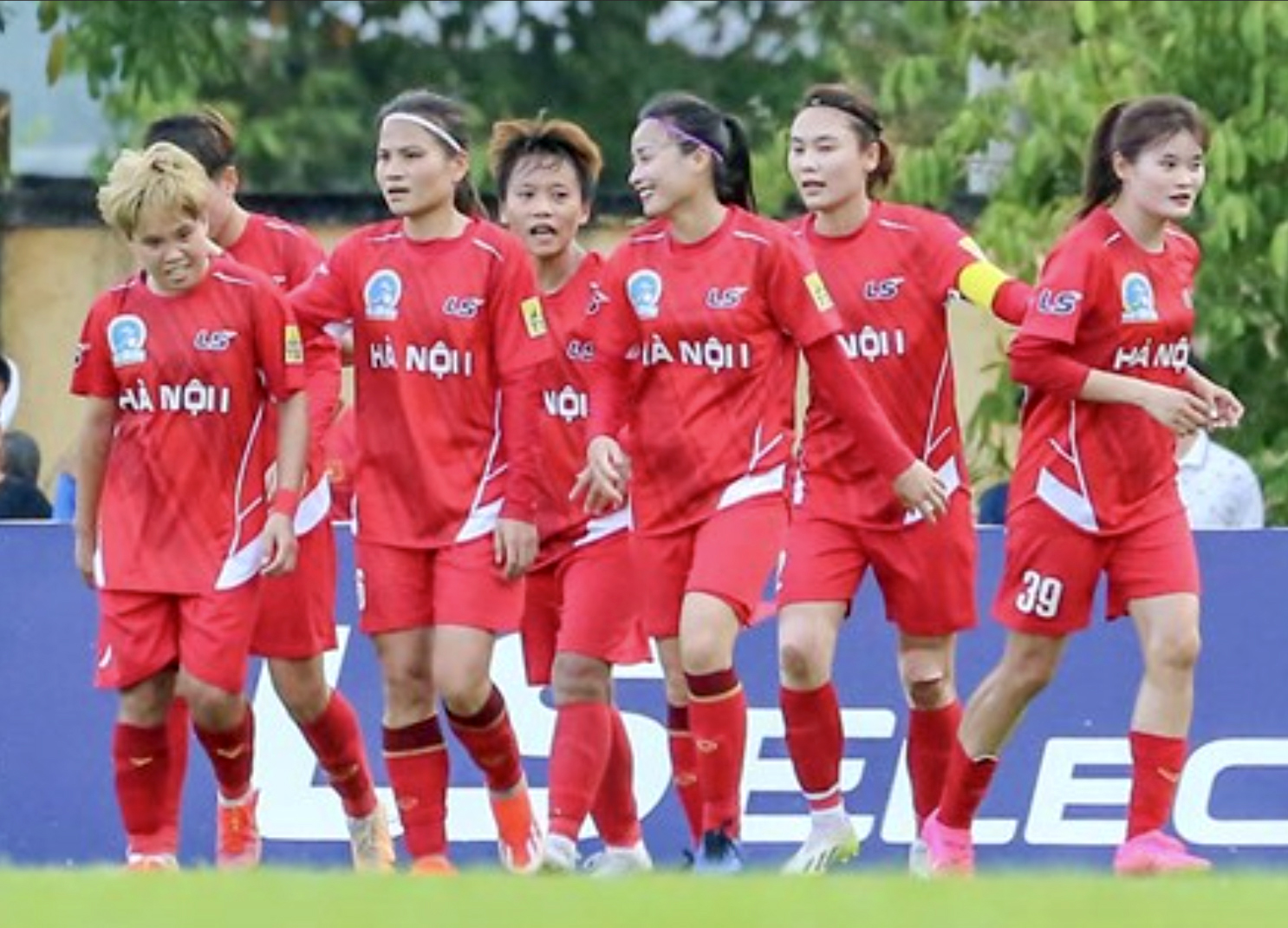 B&oacute;ng đ&aacute; nữ H&agrave; Nội được vinh danh hậu World Cup- Ảnh 1.
