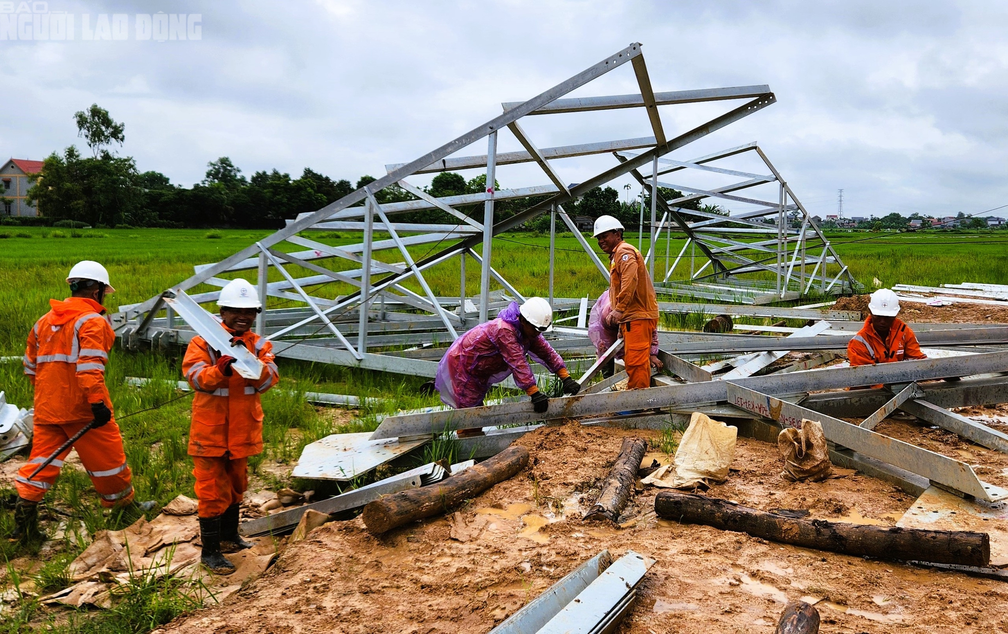 VIDEO: Người lao động ng&agrave;nh điện "dầm mưa" thi c&ocirc;ng Đường d&acirc;y 500 kV- Ảnh 3.