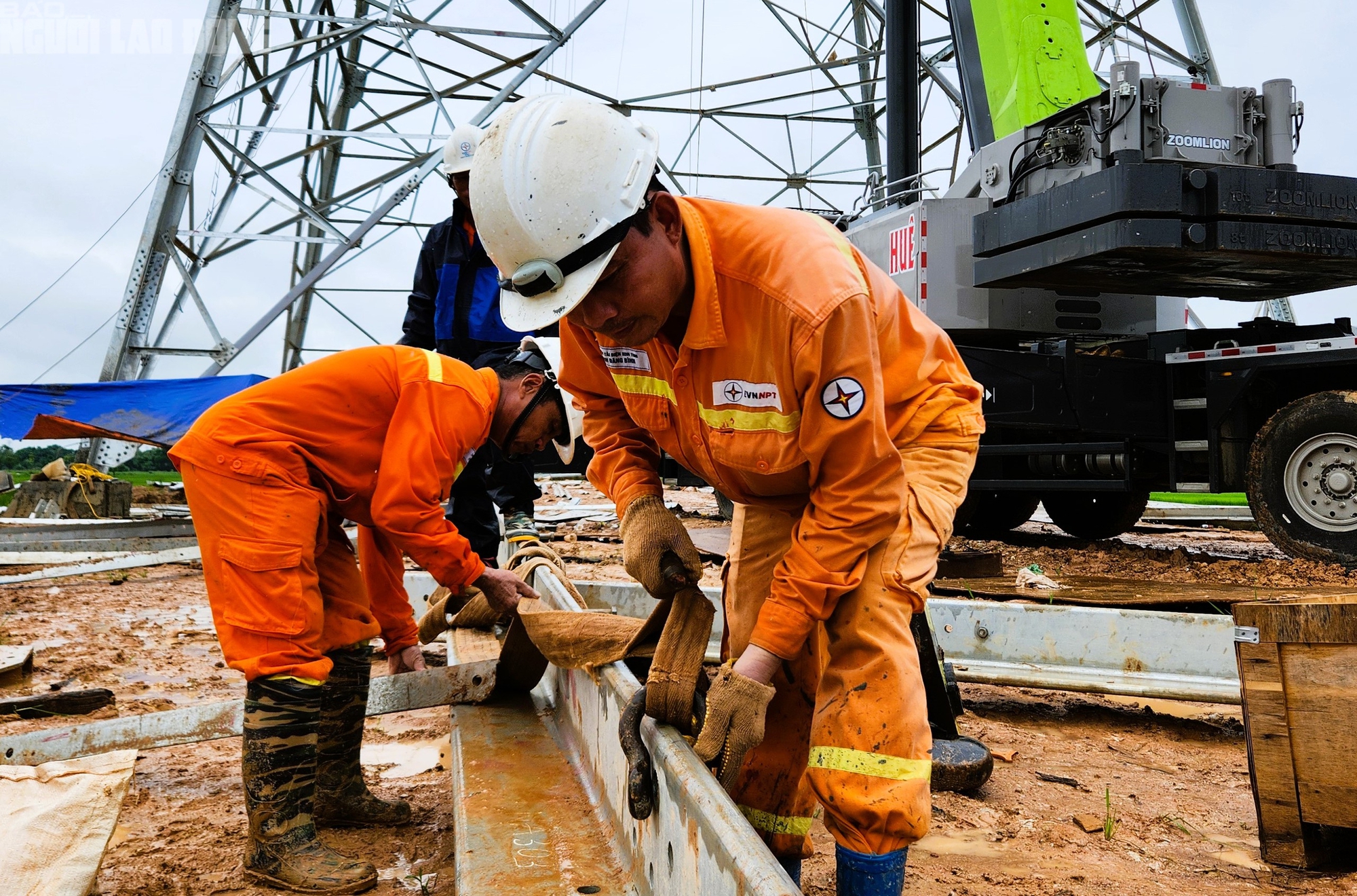 VIDEO: Người lao động ng&agrave;nh điện "dầm mưa" thi c&ocirc;ng Đường d&acirc;y 500 kV- Ảnh 4.