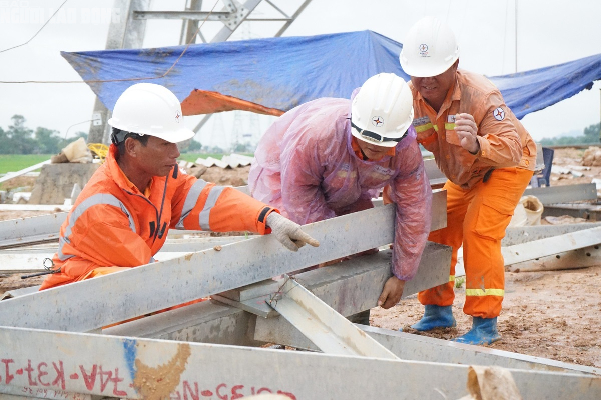 VIDEO: Người lao động ng&agrave;nh điện "dầm mưa" thi c&ocirc;ng Đường d&acirc;y 500 kV- Ảnh 5.