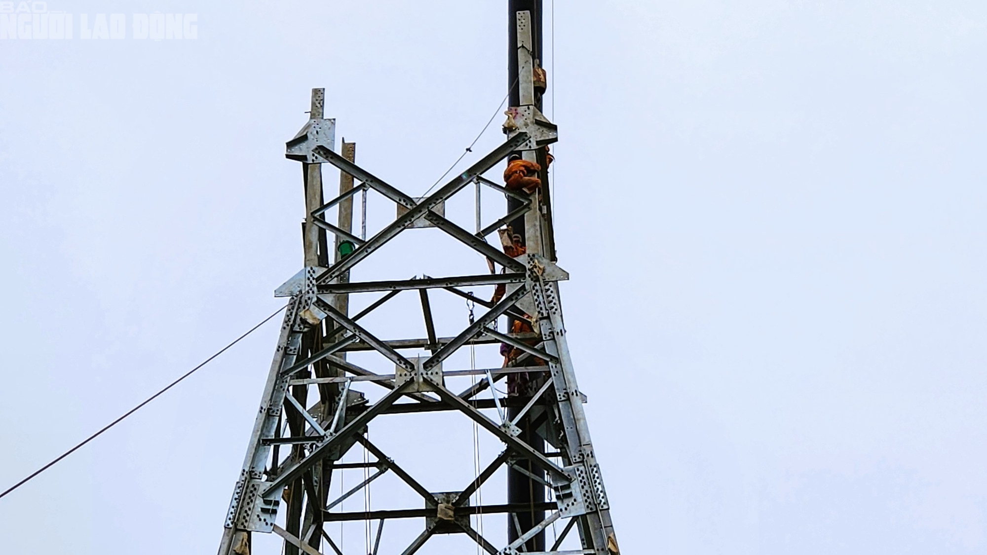 VIDEO: Người lao động ng&agrave;nh điện "dầm mưa" thi c&ocirc;ng Đường d&acirc;y 500 kV- Ảnh 10.