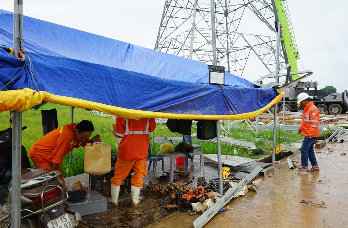 VIDEO: Người lao động ng&agrave;nh điện "dầm mưa" thi c&ocirc;ng Đường d&acirc;y 500 kV- Ảnh 11.