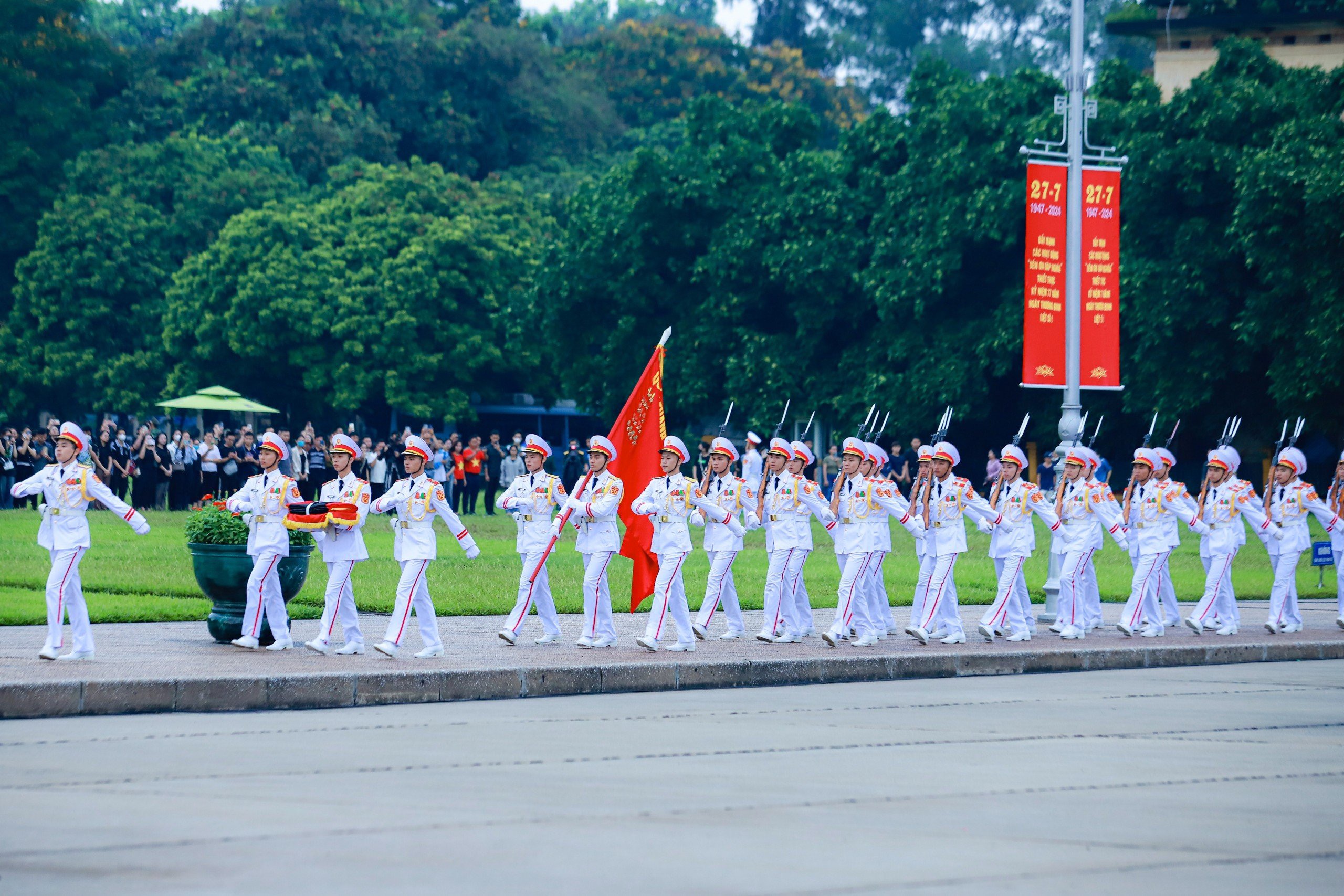 VIDEO: Nghi lễ treo cờ rủ Quốc tang Tổng B&iacute; thư Nguyễn Ph&uacute; Trọng tại Quảng trường Ba Đ&igrave;nh- Ảnh 2.