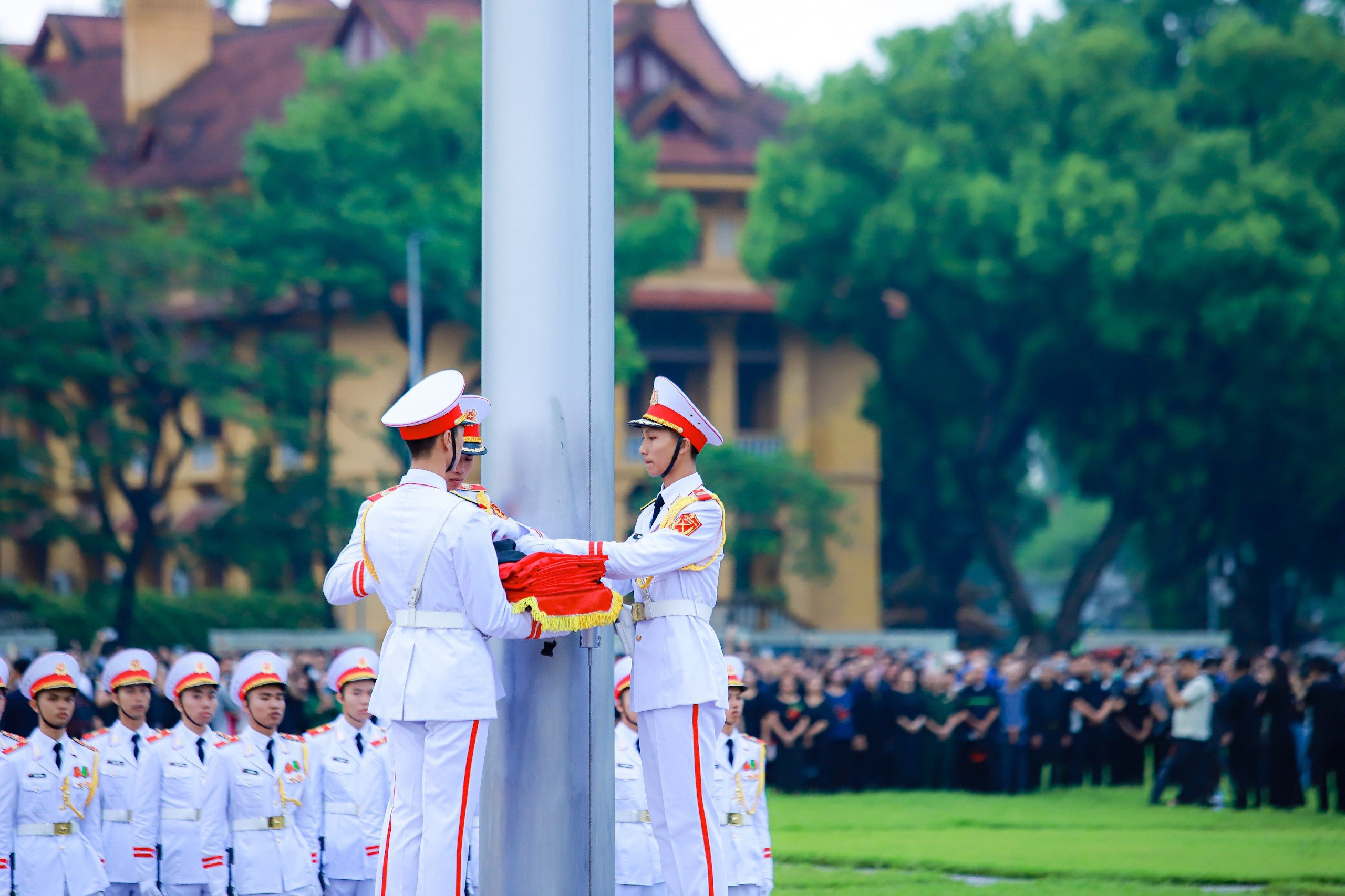 VIDEO: Nghi lễ treo cờ rủ Quốc tang Tổng B&iacute; thư Nguyễn Ph&uacute; Trọng tại Quảng trường Ba Đ&igrave;nh- Ảnh 8.