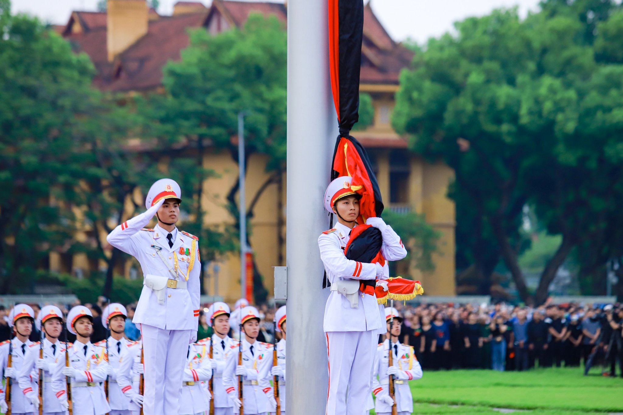 VIDEO: Nghi lễ treo cờ rủ Quốc tang Tổng B&iacute; thư Nguyễn Ph&uacute; Trọng tại Quảng trường Ba Đ&igrave;nh- Ảnh 1.