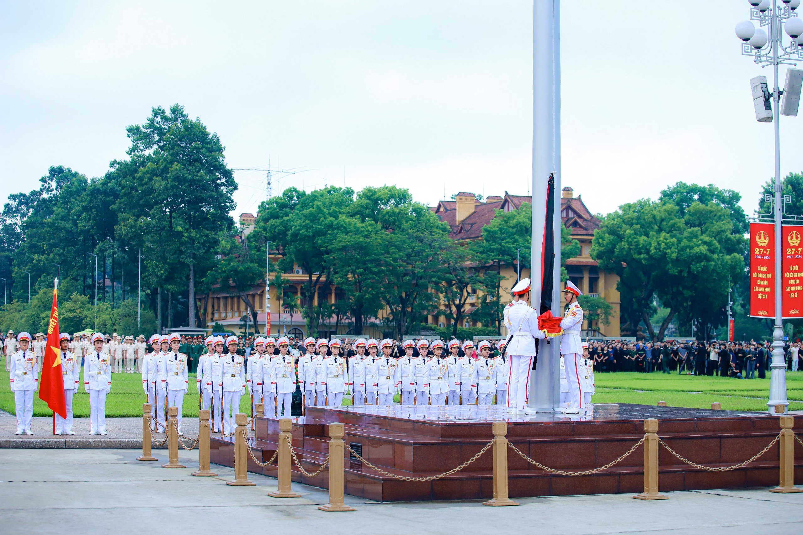 VIDEO: Nghi lễ treo cờ rủ Quốc tang Tổng B&iacute; thư Nguyễn Ph&uacute; Trọng tại Quảng trường Ba Đ&igrave;nh- Ảnh 9.