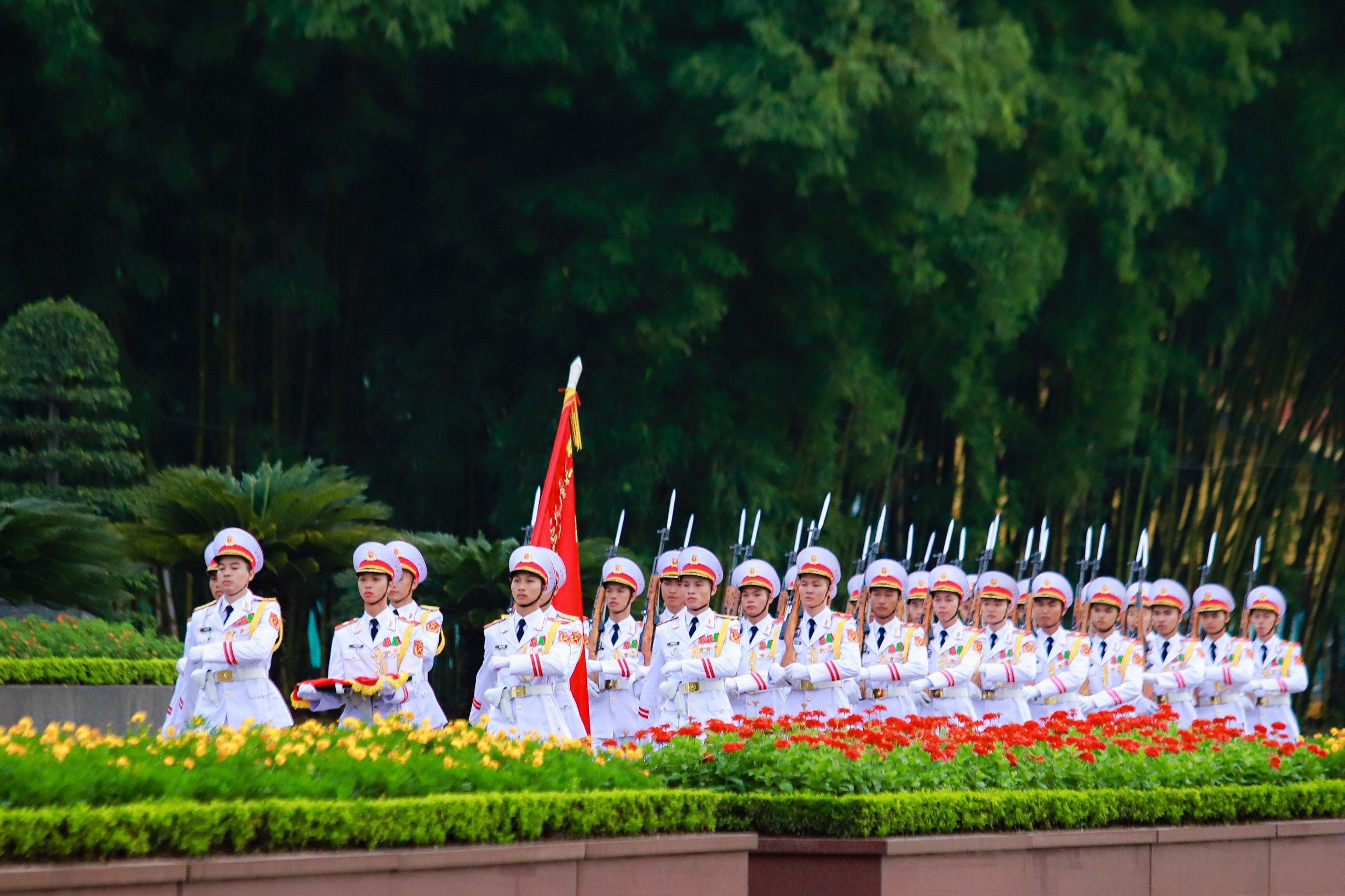 VIDEO: Nghi lễ treo cờ rủ Quốc tang Tổng B&iacute; thư Nguyễn Ph&uacute; Trọng tại Quảng trường Ba Đ&igrave;nh- Ảnh 4.