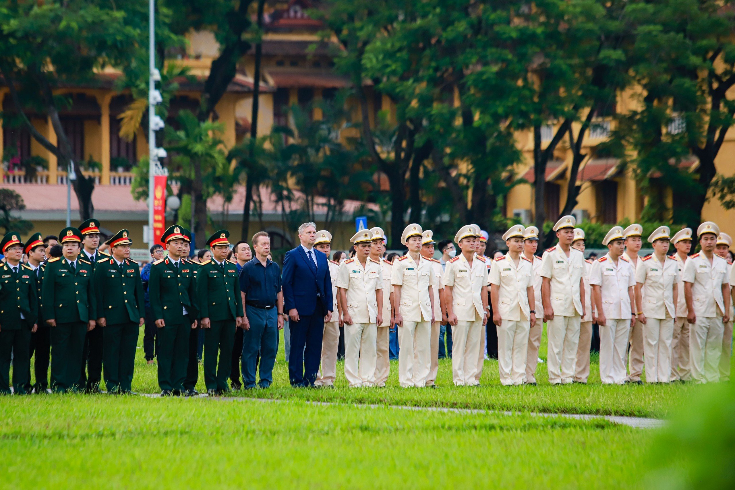 VIDEO: Nghi lễ treo cờ rủ Quốc tang Tổng B&iacute; thư Nguyễn Ph&uacute; Trọng tại Quảng trường Ba Đ&igrave;nh- Ảnh 16.