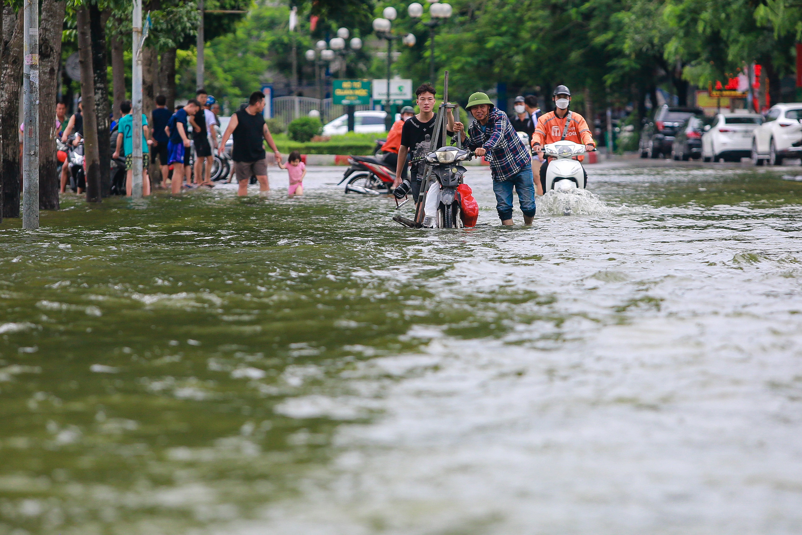 Ngoại th&agrave;nh H&agrave; Nội c&oacute; nơi ngập s&acirc;u, nước m&ecirc;nh m&ocirc;ng- Ảnh 3.