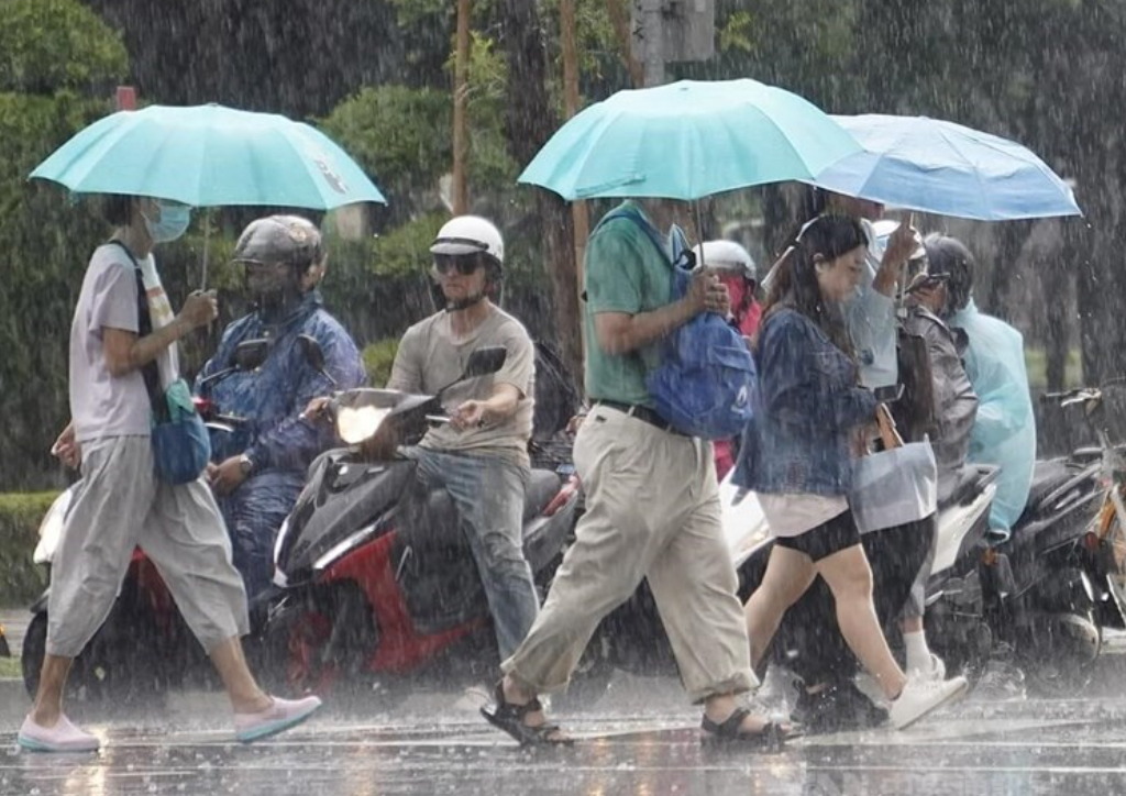 Mưa lũ chưa qua, Trung Quốc hứng li&ecirc;n tiếp 2 cơn b&atilde;o- Ảnh 2.