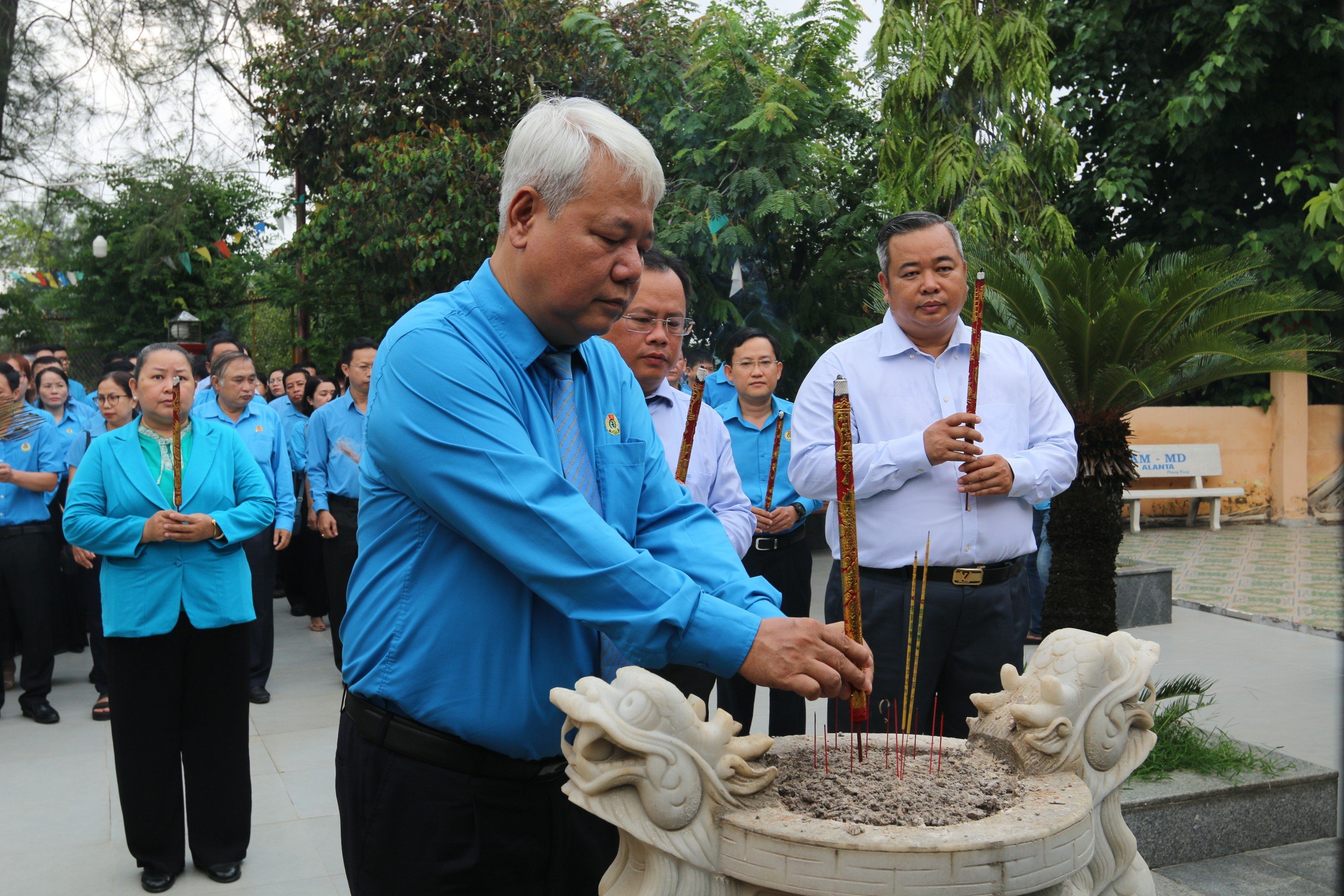 Dâng hương tưởng nhớ Bác Hồ, Bác Tôn- Ảnh 1.