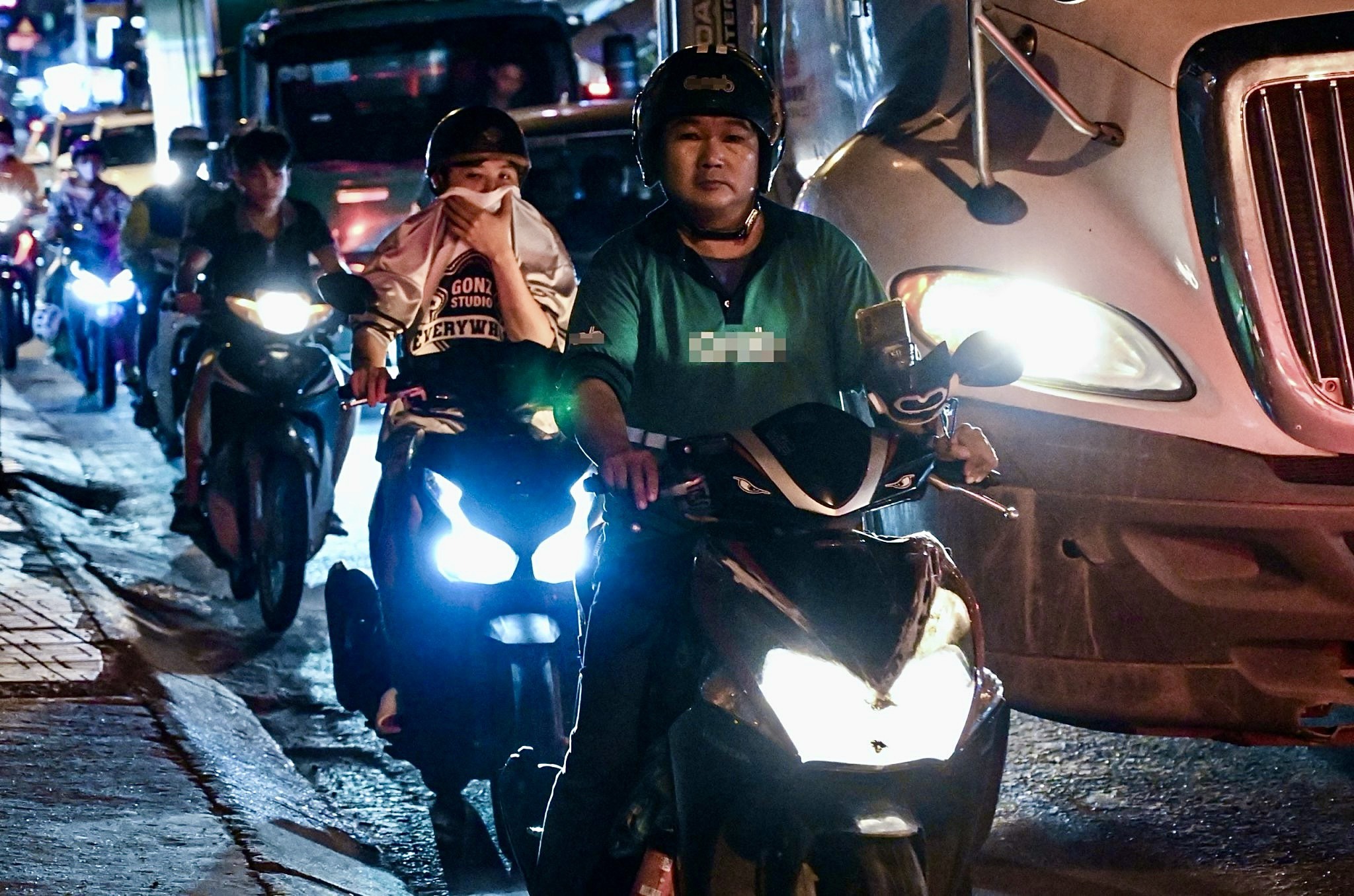 Đường Nguyễn Xiển l&agrave; "nỗi khổ" của người d&acirc;n sau 22 giờ ở TP Thủ Đức- Ảnh 3.