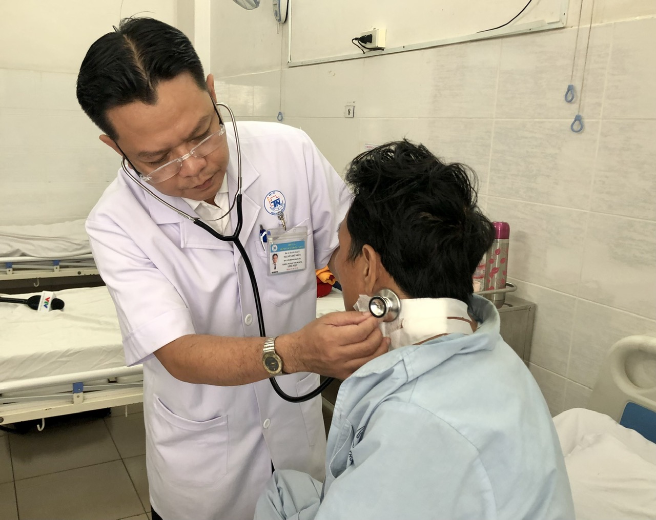 Bật b&aacute;o động đỏ cứu nam thanh ni&ecirc;n bị đ&acirc;m xuy&ecirc;n cổ- Ảnh 1.