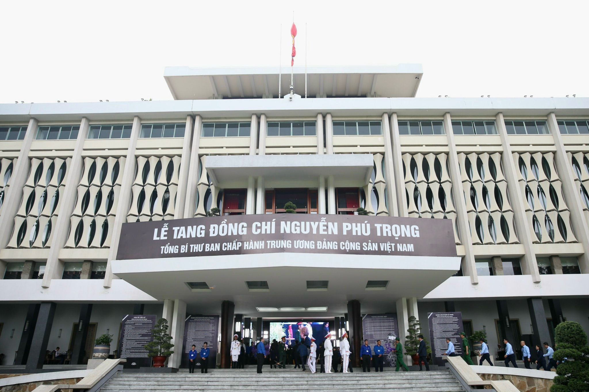 Mong được viếng Tổng B&iacute; thư Nguyễn Ph&uacute; Trọng để b&agrave;y tỏ l&ograve;ng k&iacute;nh trọng v&agrave; niềm tiếc thương- Ảnh 1.