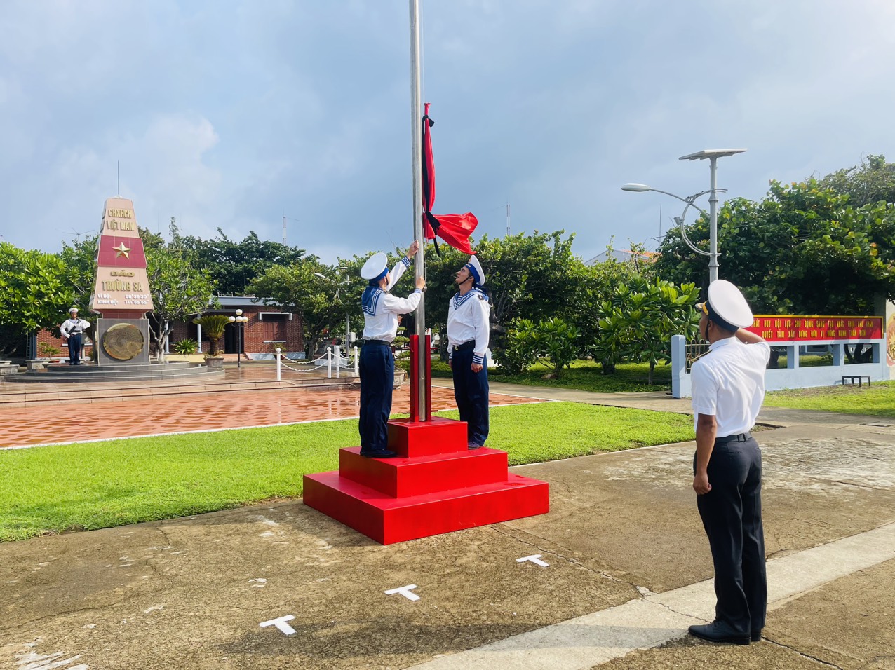 X&uacute;c động h&igrave;nh ảnh treo cờ rủ tưởng nhớ Tổng B&iacute; thư Nguyễn Ph&uacute; Trọng ở quần đảo Trường Sa- Ảnh 2.