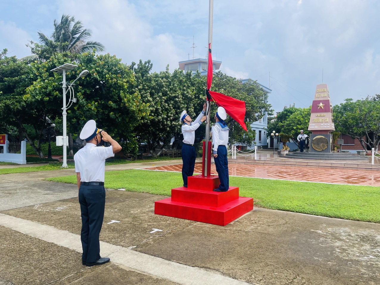 X&uacute;c động h&igrave;nh ảnh treo cờ rủ tưởng nhớ Tổng B&iacute; thư Nguyễn Ph&uacute; Trọng ở quần đảo Trường Sa- Ảnh 1.