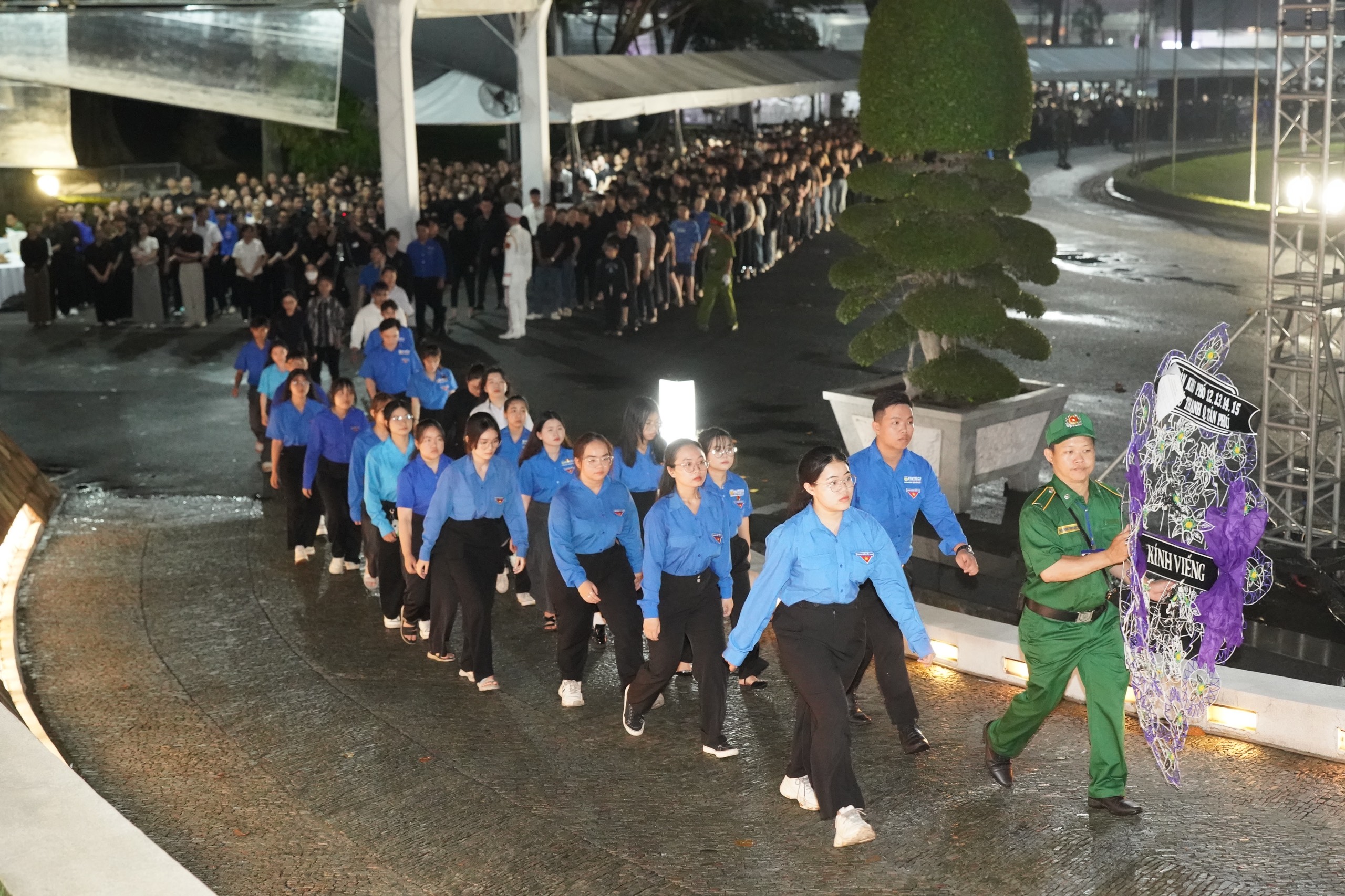 L&ugrave;i thời gian kết th&uacute;c giờ viếng Tổng B&iacute; thư Nguyễn Ph&uacute; Trọng tại Hội trường Thống Nhất, TP HCM- Ảnh 6.