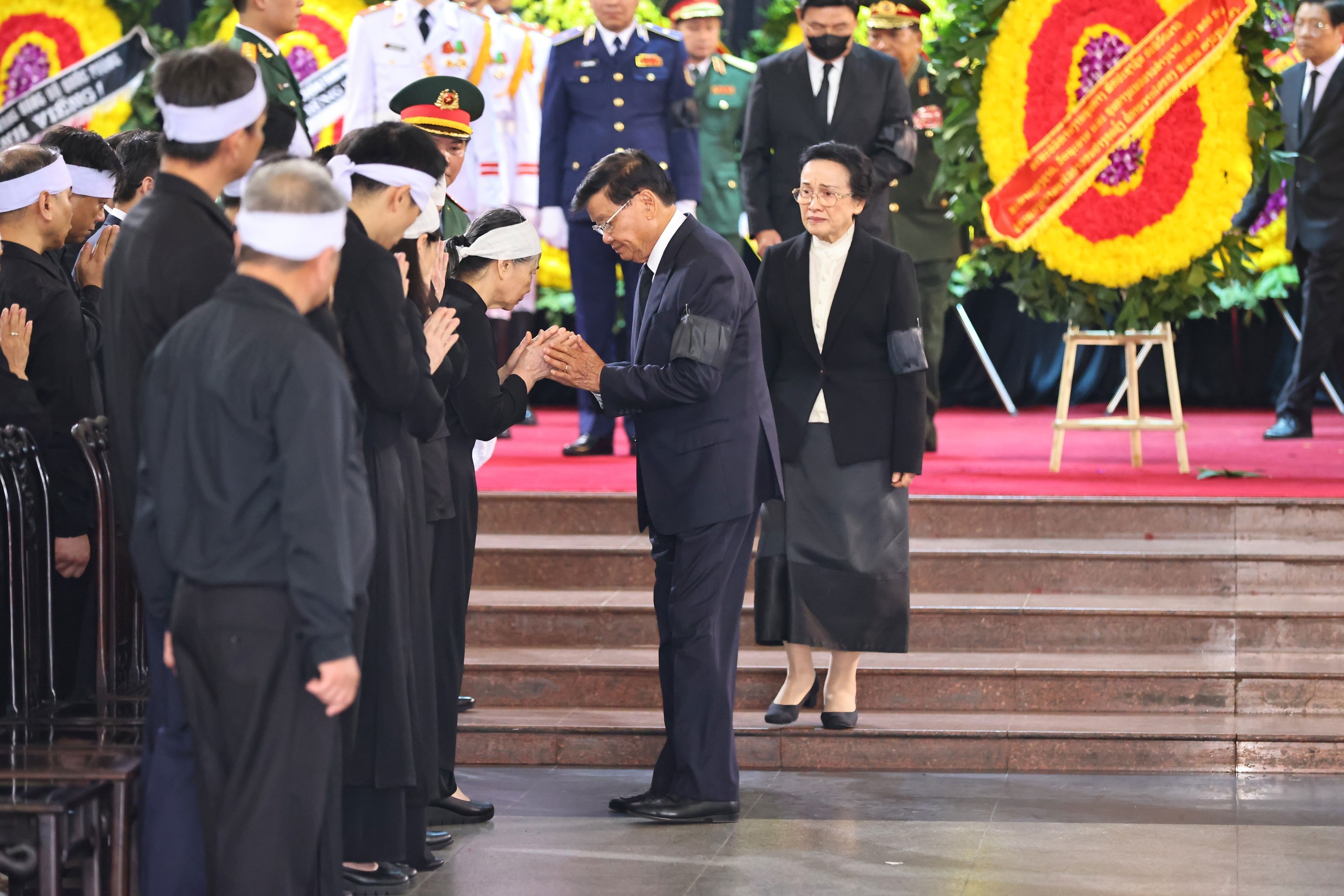 Đo&agrave;n đại biểu cấp cao Đảng, Nh&agrave; nước CHDCND L&agrave;o do Tổng B&iacute; thư, Chủ tịch nước Thongloun Sisoulith l&agrave;m trưởng đo&agrave;n viếng Tổng B&iacute; thư Nguyễn Ph&uacute; Trọng. Ảnh: TTXVN