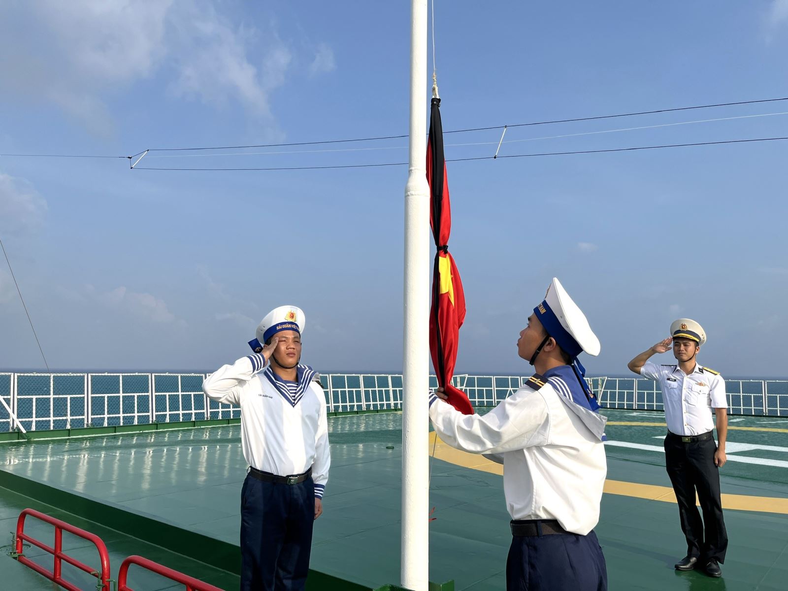 X&uacute;c động h&igrave;nh ảnh treo cờ rủ tưởng nhớ Tổng B&iacute; thư Nguyễn Ph&uacute; Trọng ở quần đảo Trường Sa- Ảnh 4.