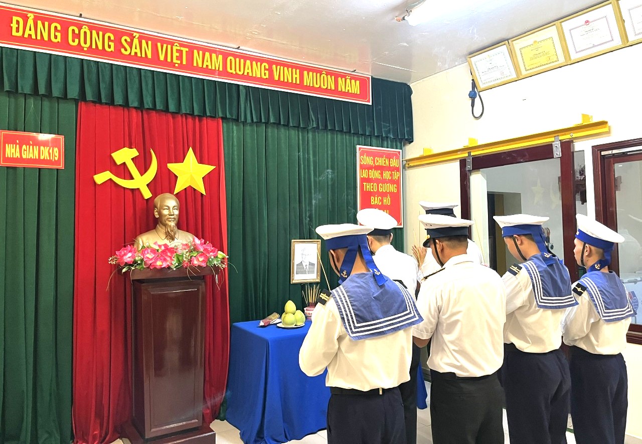 X&uacute;c động h&igrave;nh ảnh treo cờ rủ tưởng nhớ Tổng B&iacute; thư Nguyễn Ph&uacute; Trọng ở quần đảo Trường Sa- Ảnh 6.