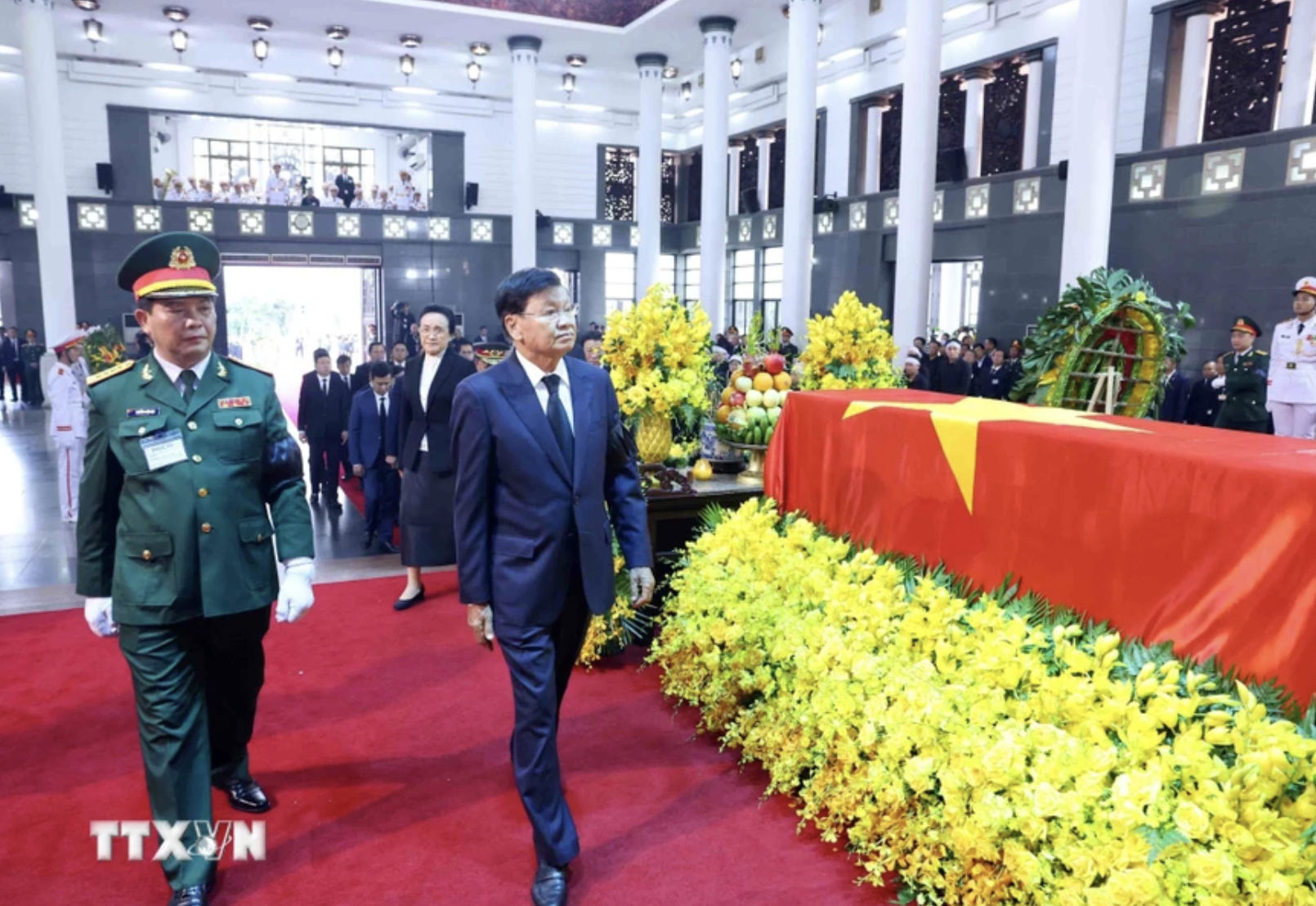 Tổng Bí thư, Chủ tịch nước Lào và Phu nhân viếng Tổng Bí thư Nguyễn Phú Trọng- Ảnh 7.