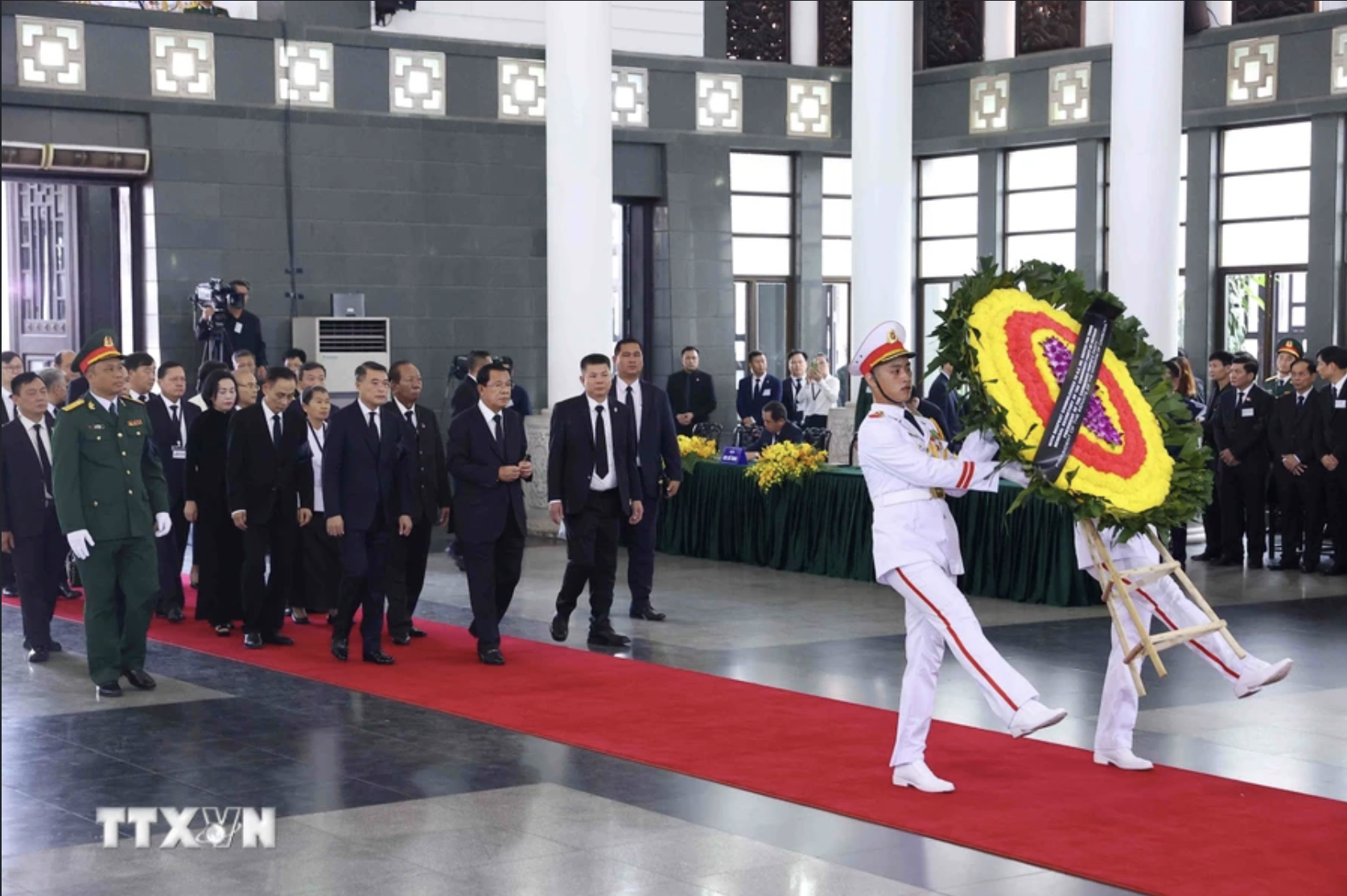 Chủ tịch CPP Hun Sen viếng Tổng Bí thư Nguyễn Phú Trọng- Ảnh 1.