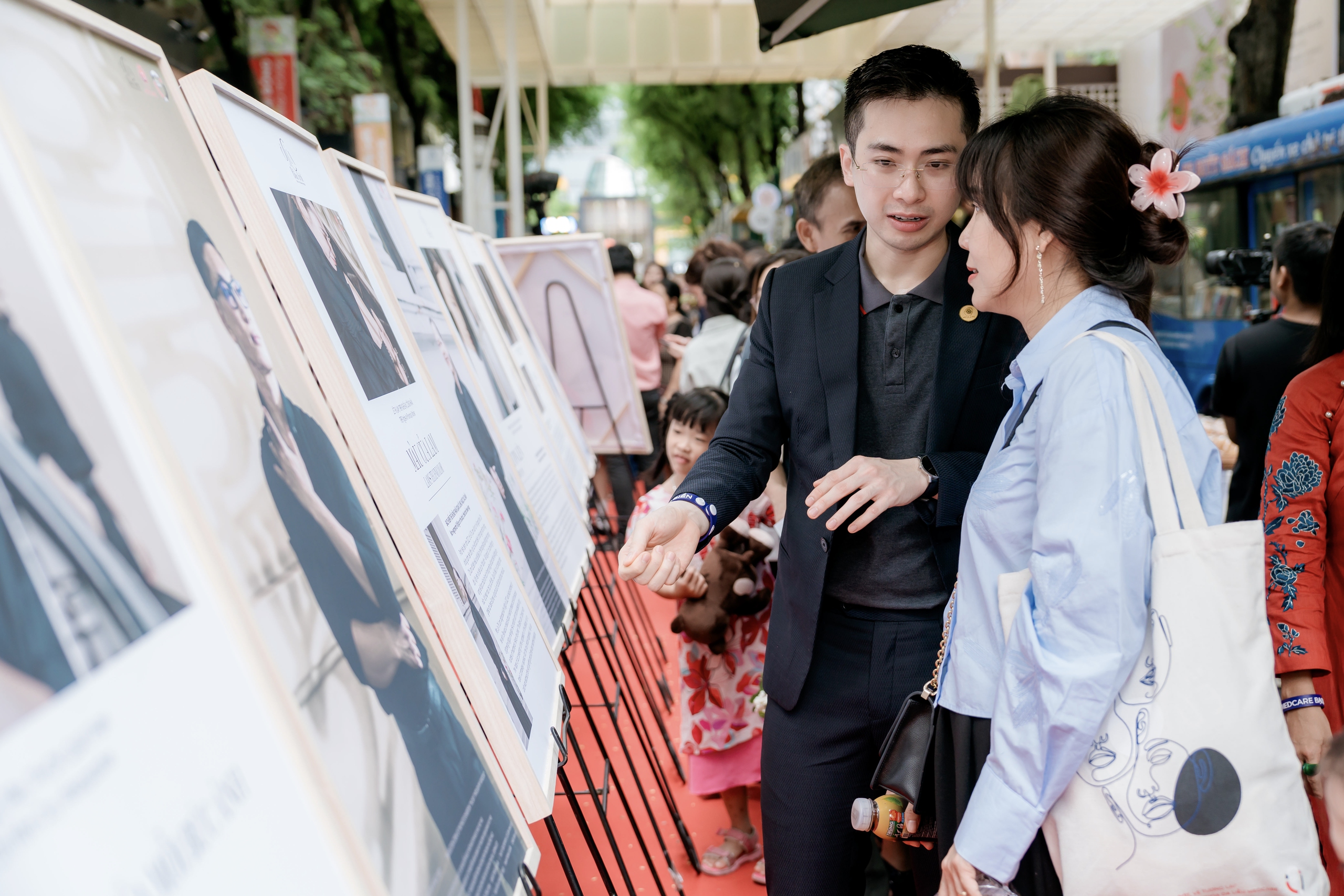 Cuộc thi viết NGƯỜI THẦY THUỐC TRONG T&Ocirc;I: Người t&igrave;m lại nụ cười cho bệnh nh&acirc;n bạch biến- Ảnh 4.