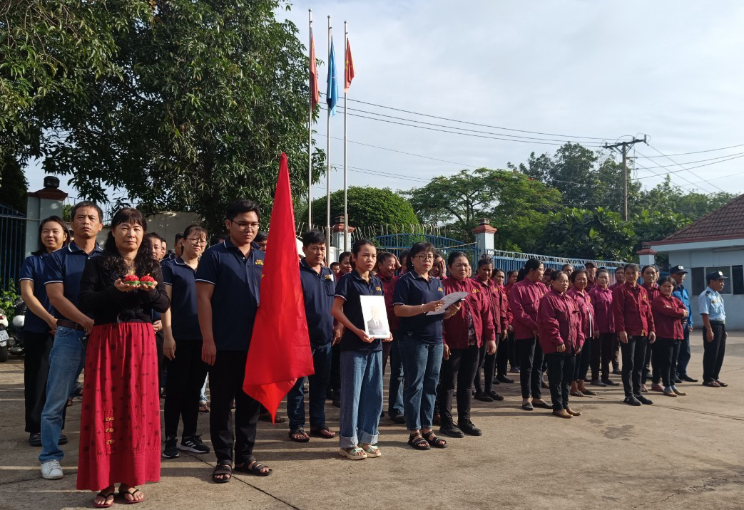 Những hình ảnh tổ chức Công đoàn, công nhân - lao động tưởng nhớ Tổng Bí thư Nguyễn Phú Trọng- Ảnh 1.