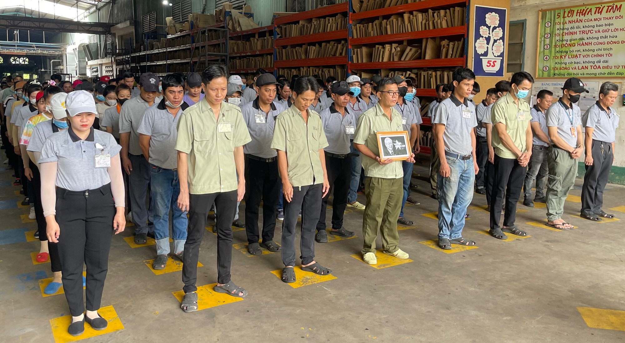 Những hình ảnh tổ chức Công đoàn, công nhân - lao động tưởng nhớ Tổng Bí thư Nguyễn Phú Trọng- Ảnh 10.