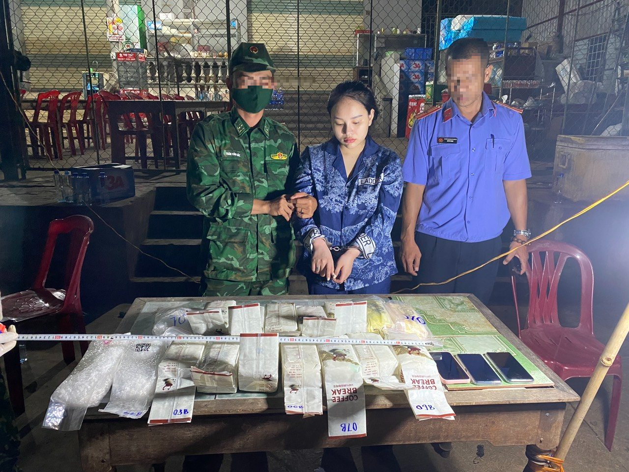 C&ocirc; g&aacute;i 19 tuổi vận chuyển 15kg ma t&uacute;y, 40 b&aacute;nh heroin- Ảnh 1.