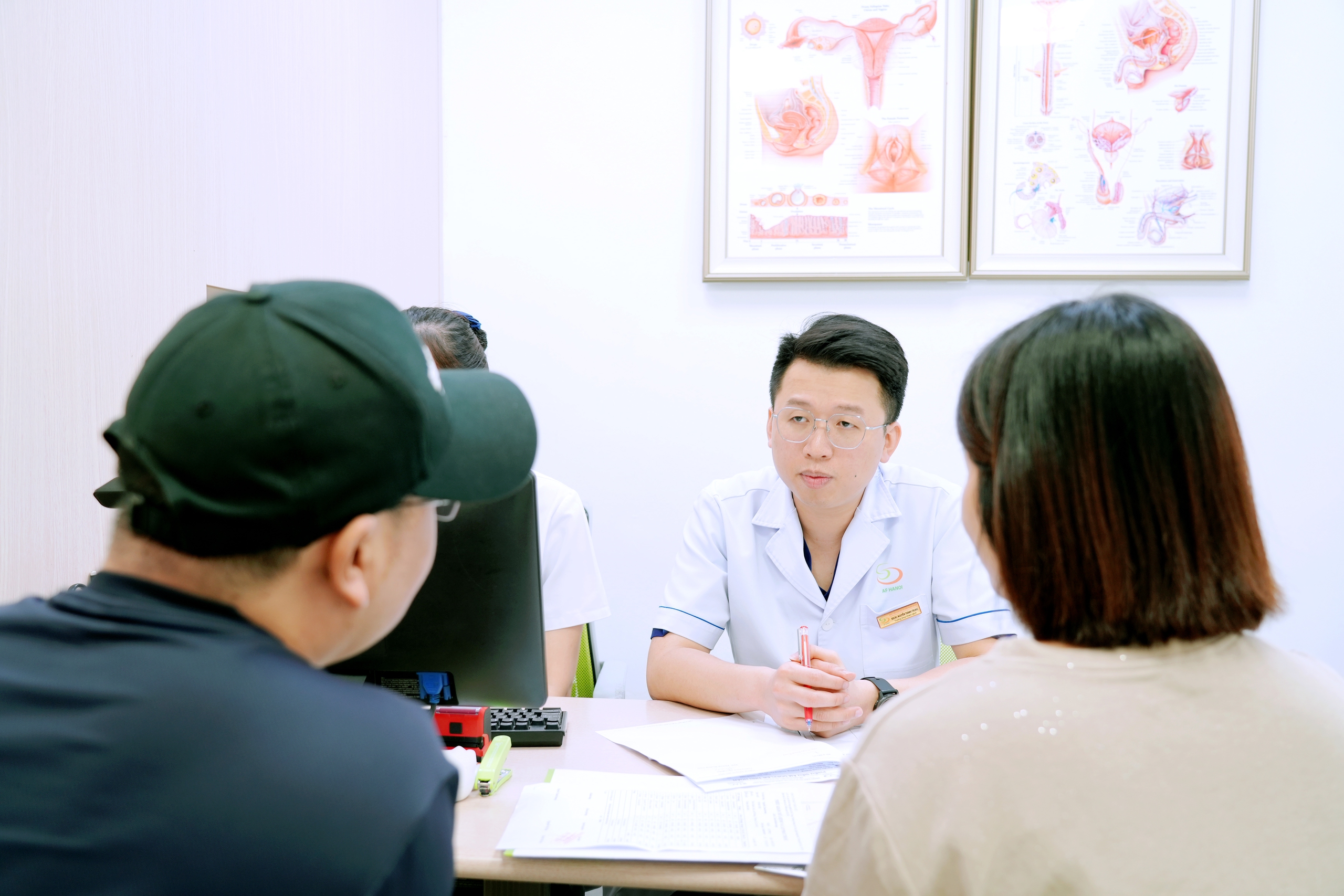 Nữ gi&aacute;o vi&ecirc;n &ograve;a kh&oacute;c khi biết nguy&ecirc;n nh&acirc;n hiếm muộn từ chồng- Ảnh 1.