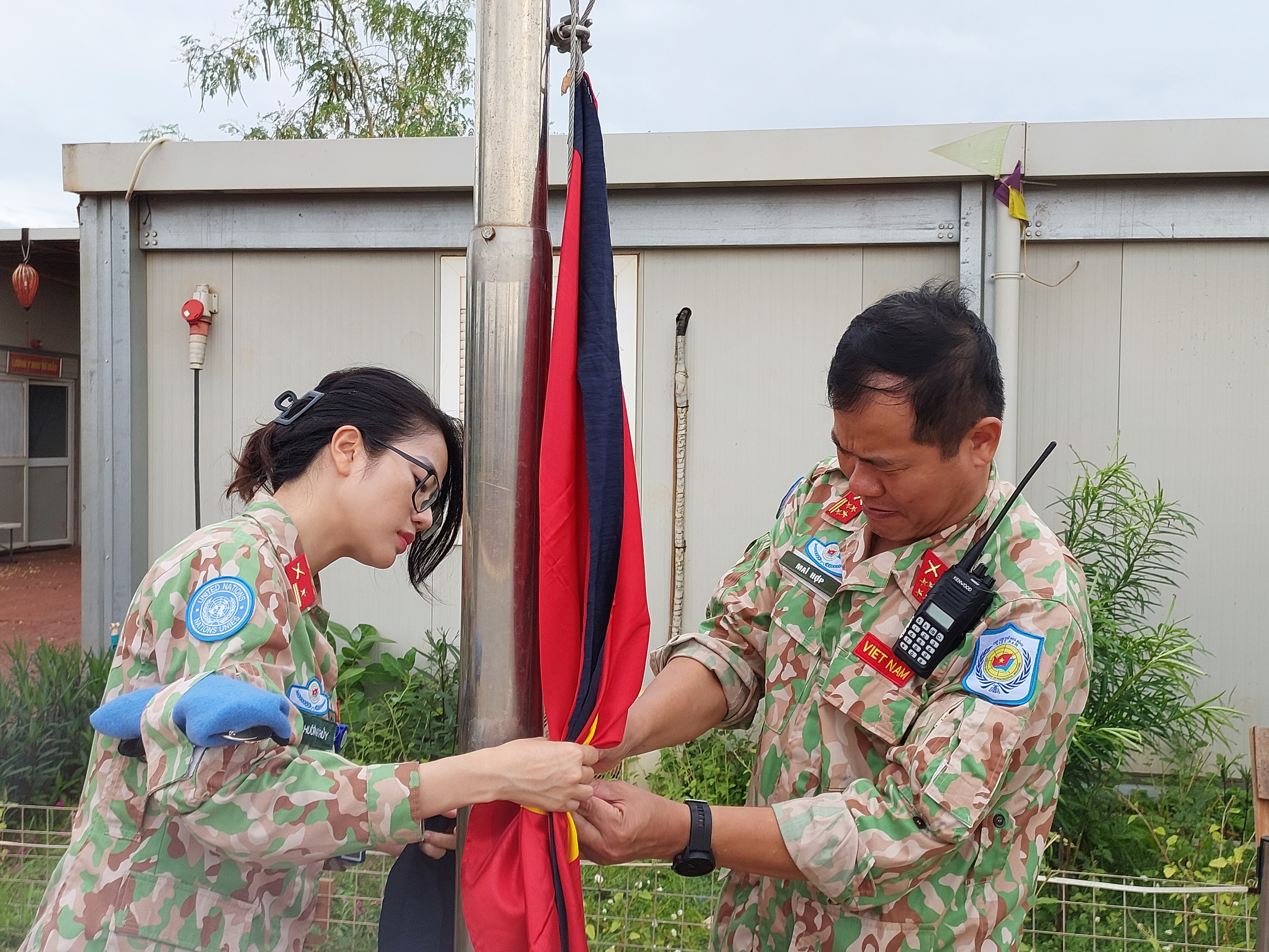 Lực lượng Gìn giữ hòa bình Việt Nam treo cờ rủ, viếng Tổng Bí thư Nguyễn Phú Trọng- Ảnh 4.