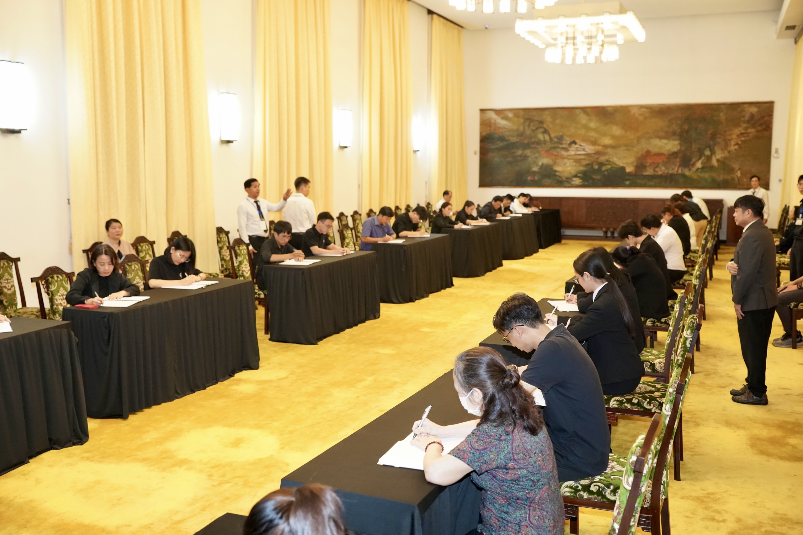 L&ugrave;i thời gian kết th&uacute;c giờ viếng Tổng B&iacute; thư Nguyễn Ph&uacute; Trọng tại Hội trường Thống Nhất, TP HCM- Ảnh 5.