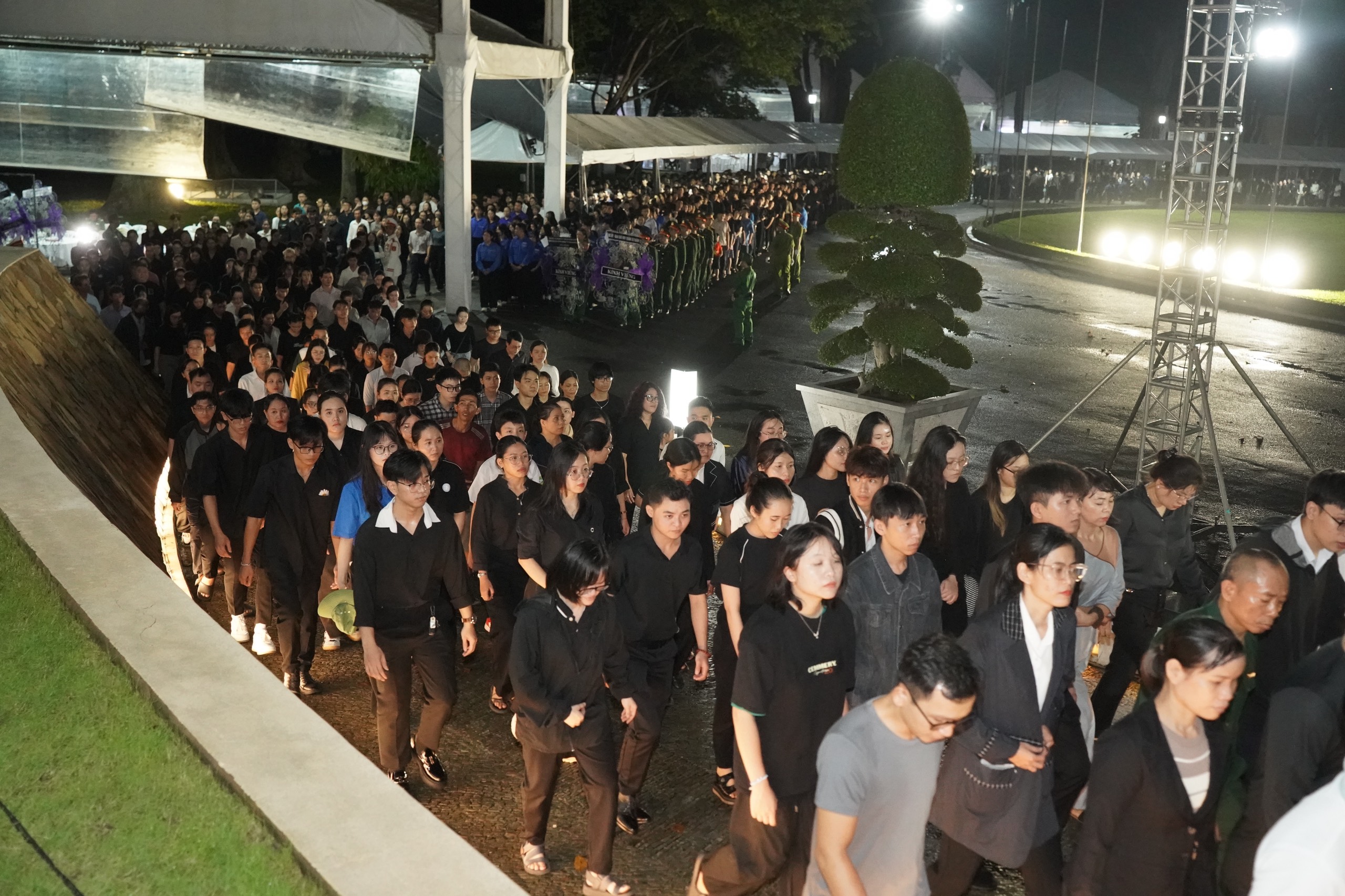 L&ugrave;i thời gian kết th&uacute;c giờ viếng Tổng B&iacute; thư Nguyễn Ph&uacute; Trọng tại Hội trường Thống Nhất, TP HCM- Ảnh 1.