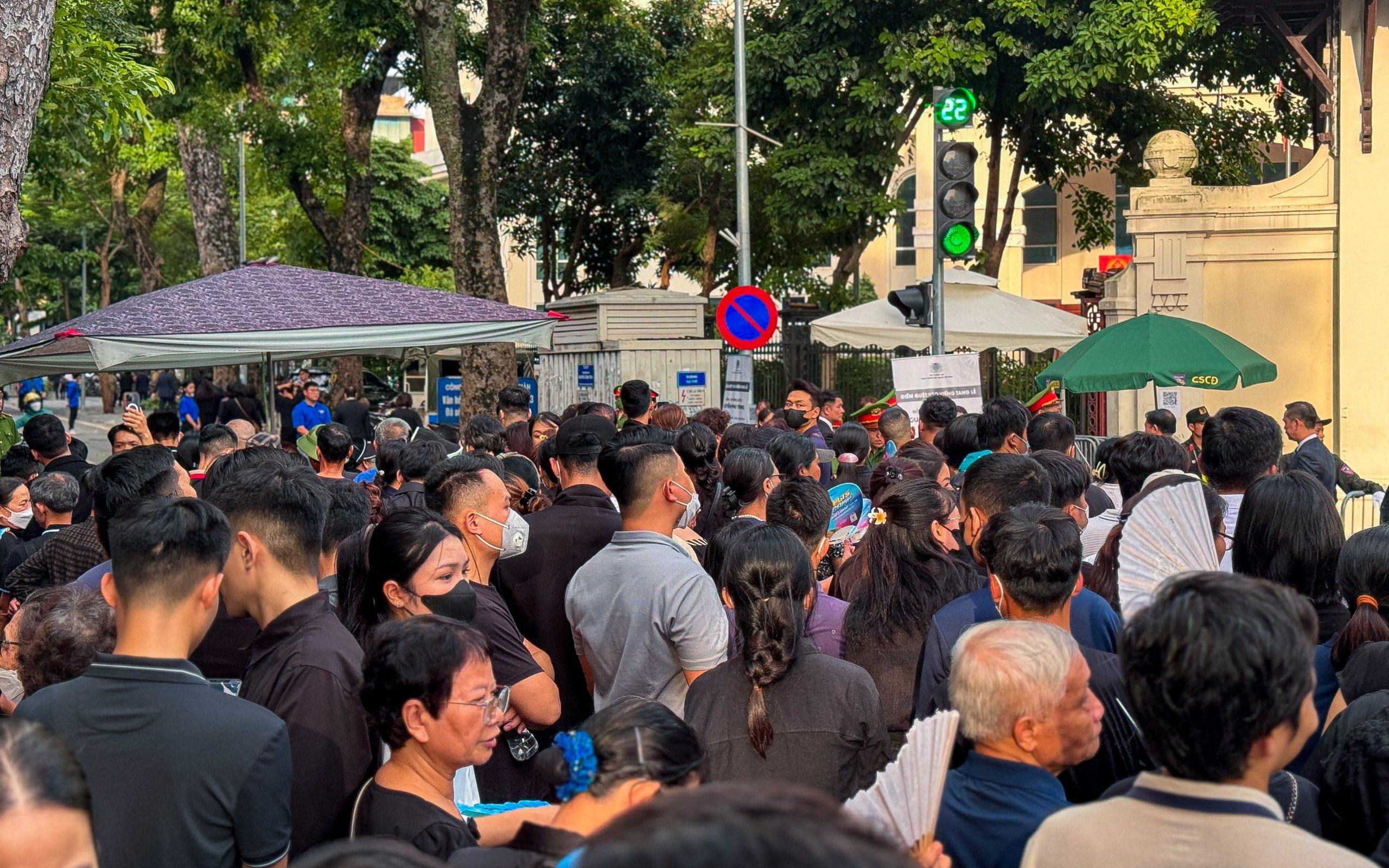 Hàng vạn người dân xếp hàng nhiều km vào viếng Tổng Bí thư Nguyễn Phú Trọng- Ảnh 5.