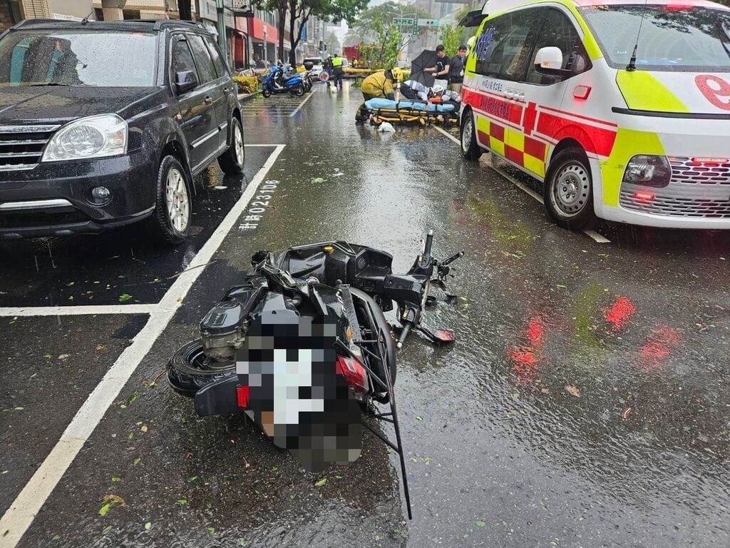 Mưa khiến đường trơn trượt. Ảnh: Focus Taiwan