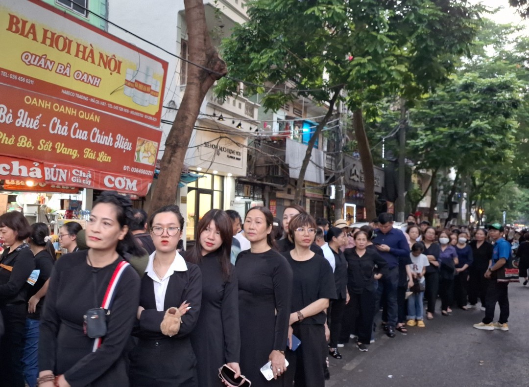 Hàng vạn người dân xếp hàng nhiều km vào viếng Tổng Bí thư Nguyễn Phú Trọng- Ảnh 6.