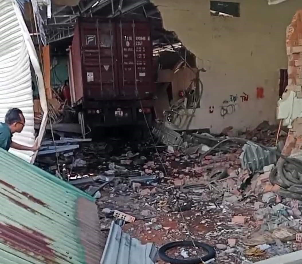 Xe Container mất l&aacute;i t&ocirc;ng v&agrave;o nh&agrave; d&acirc;n, 3 người tử vong- Ảnh 2.