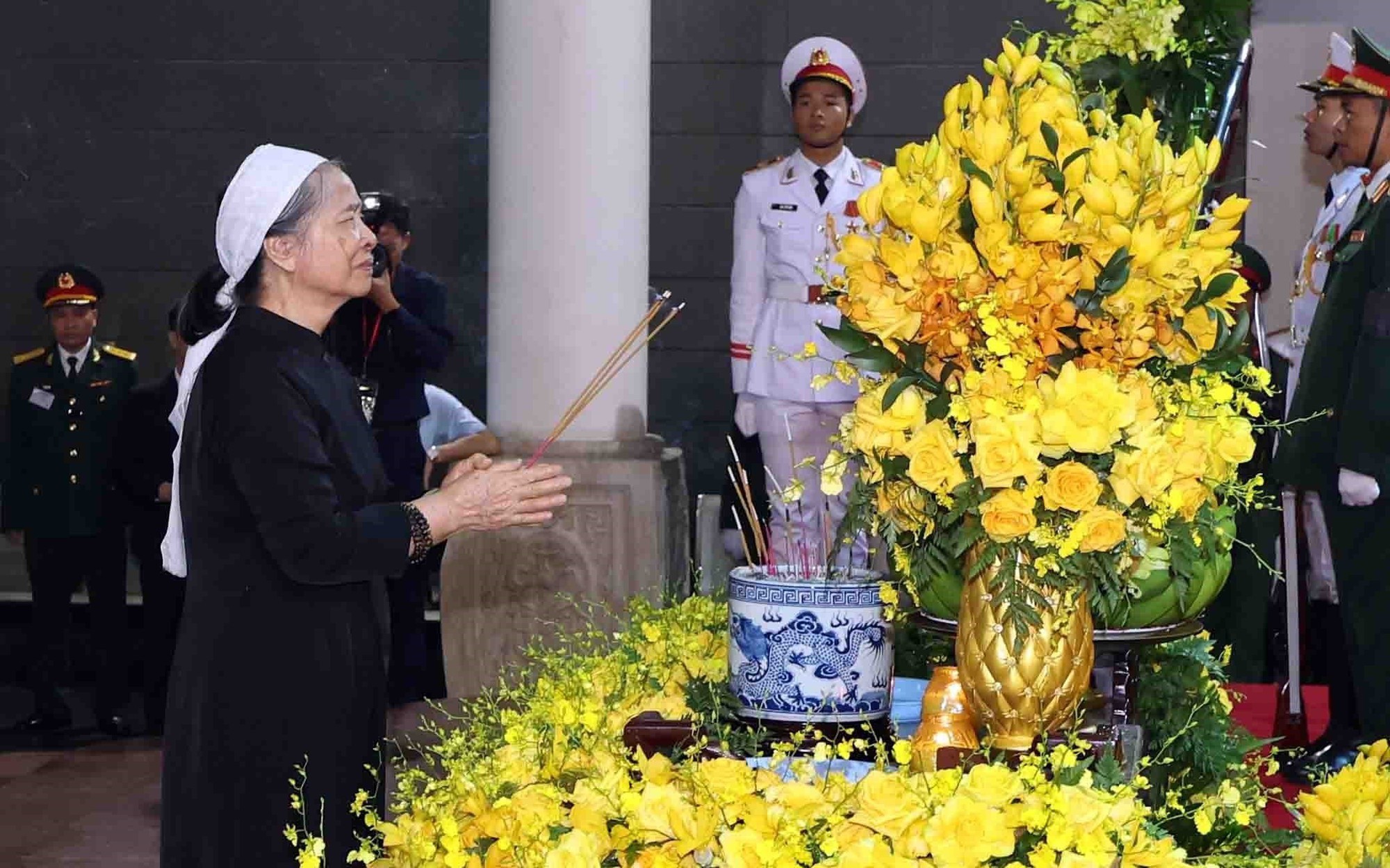 Phu nhân Ngô Thị Mận nghẹn ngào bên linh cữu Tổng Bí thư Nguyễn Phú Trọng