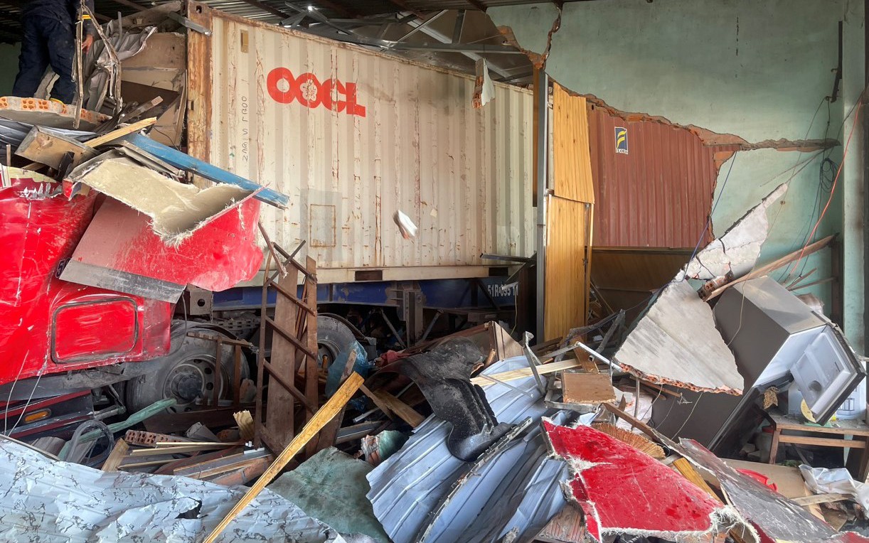 Cận cảnh xe container tông nhiều nhà dân, 3 người tử vong