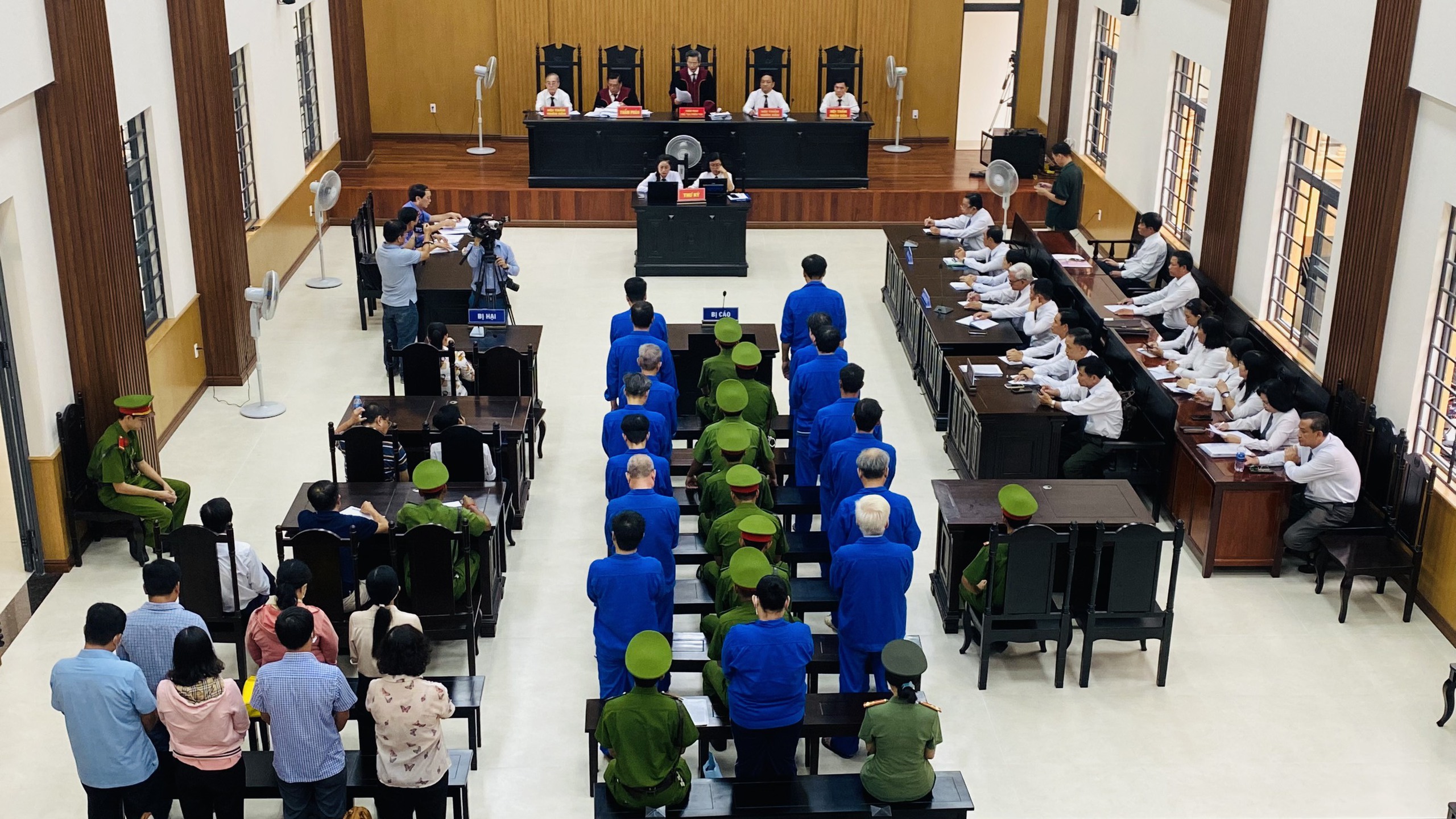 2 cựu phó chủ tịch UBND huyện ở An Giang lãnh án - Ảnh 1.