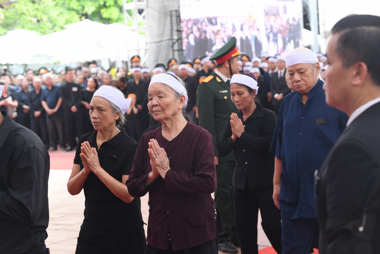 VIDEO: Người dân không kìm được nước mắt viếng Tổng Bí thư Nguyễn Phú Trọng tại quê nhà- Ảnh 6.