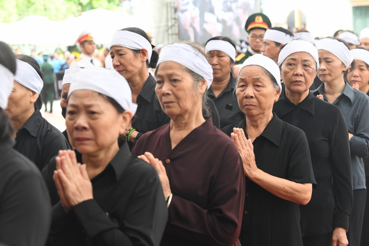 VIDEO: Người dân không kìm được nước mắt viếng Tổng Bí thư Nguyễn Phú Trọng tại quê nhà- Ảnh 7.