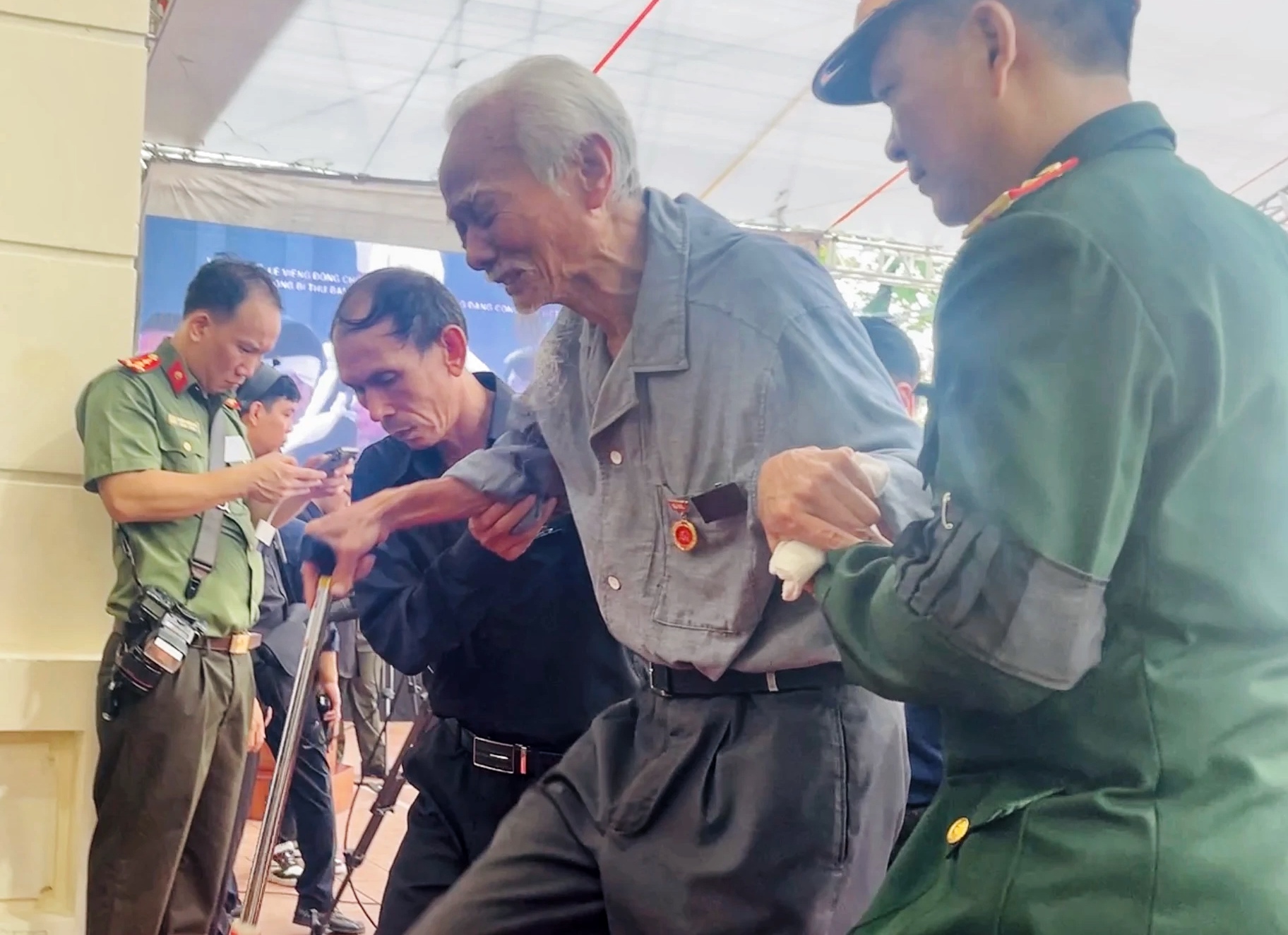 VIDEO: Dòng người dài cả cây số chờ vào viếng
Tổng Bí thư Nguyễn Phú Trọng ở quê nhà- Ảnh 1.