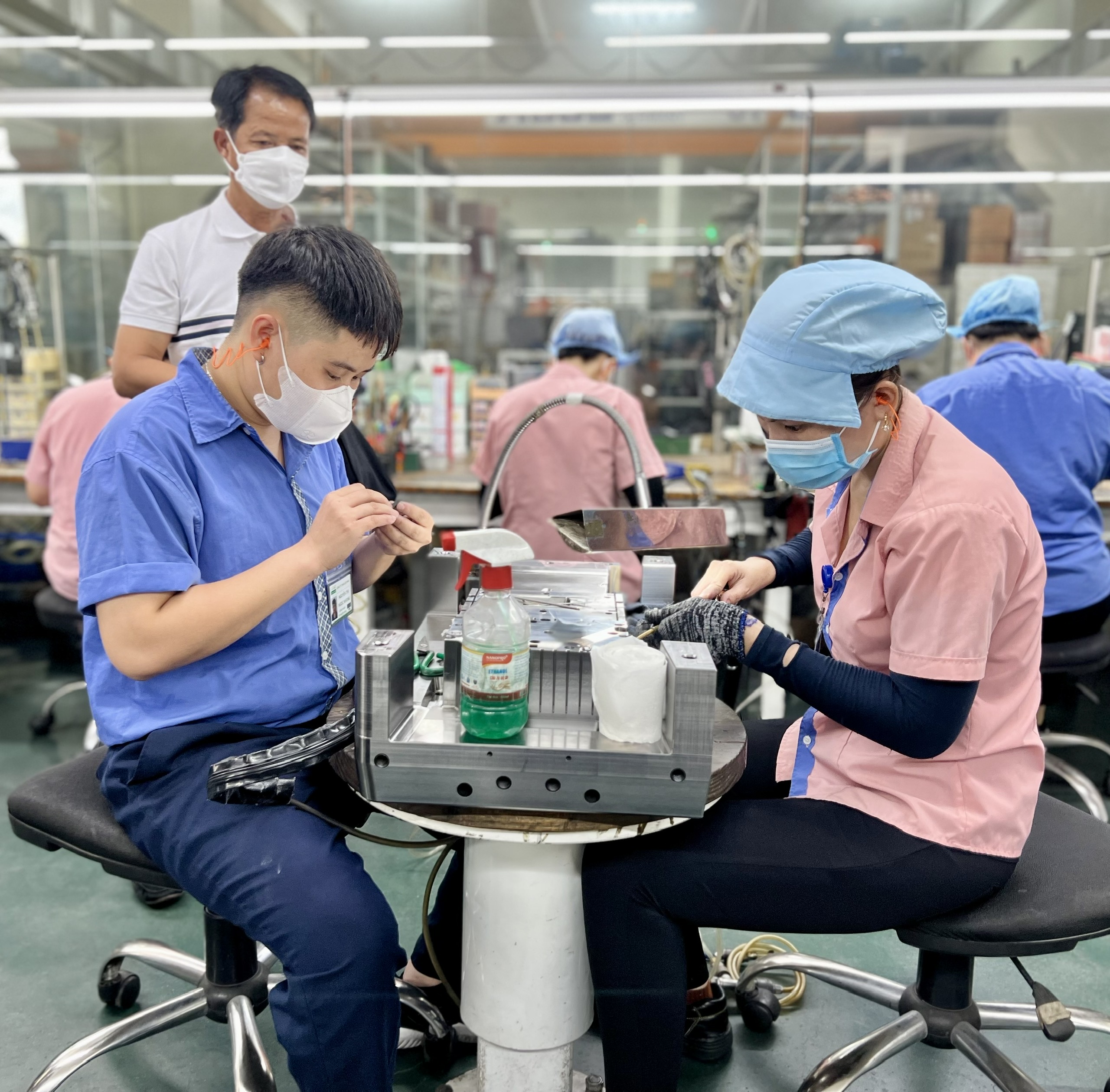 Khi tăng lương cần phải k&yacute; lại hợp đồng lao động mới- Ảnh 1.