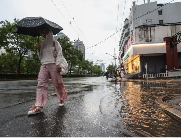 Mưa lớn c&oacute; thể k&eacute;o d&agrave;i suốt tuần ở Trung Quốc. Ảnh: EPA